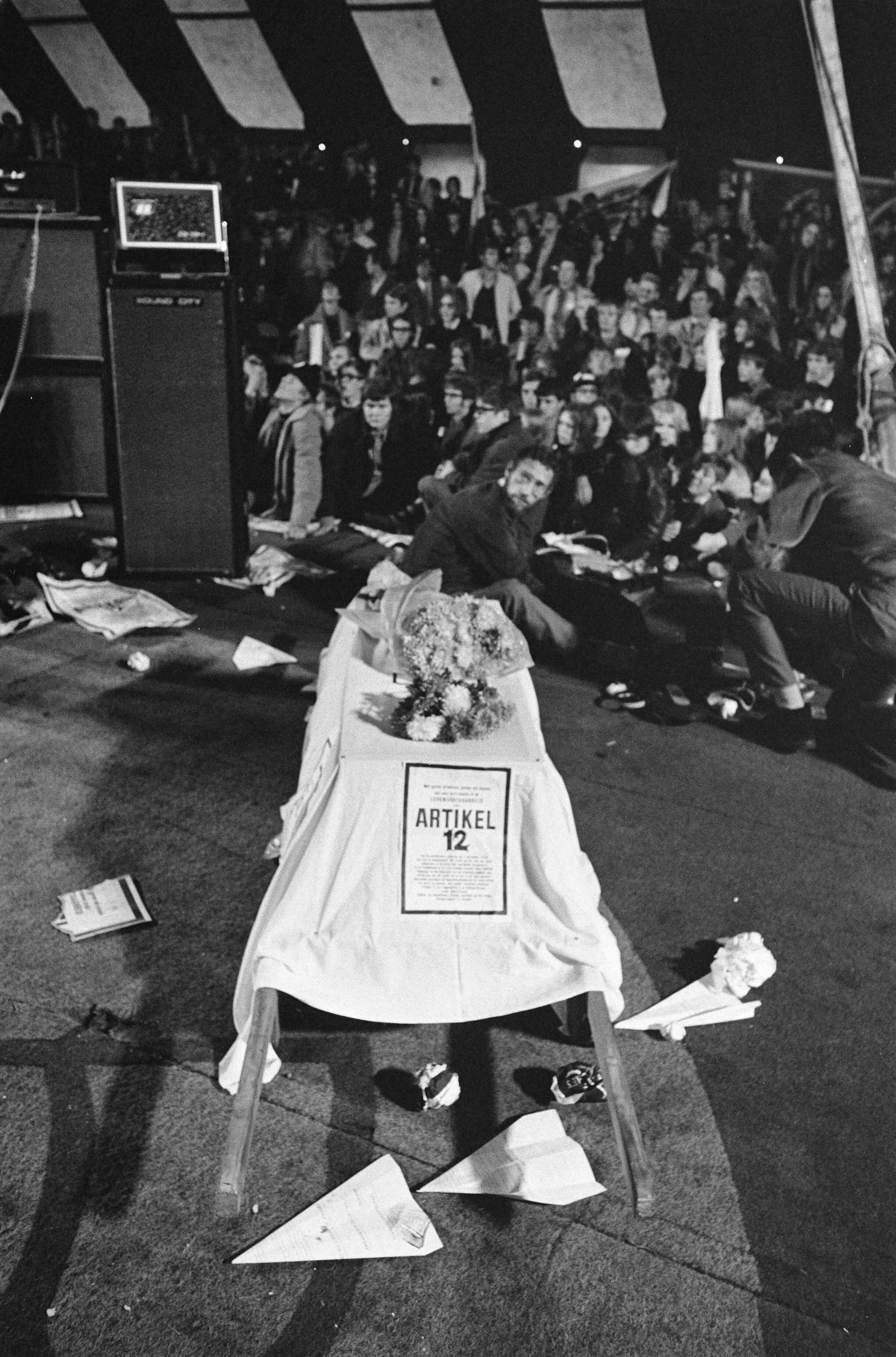 Fotocollectie Anefo — Demonstratie van Werkende Jongeren in Den Haag . In de tent — Foto: Verhoeff, Bert / Anefo. Licentie: Set B: Rechtenvrij / Publiek Domein. Bron: Nationaal Archief. http://hdl.handle.net/10648/ab7fb6fc-d0b4-102d-bcf8-003048976d84