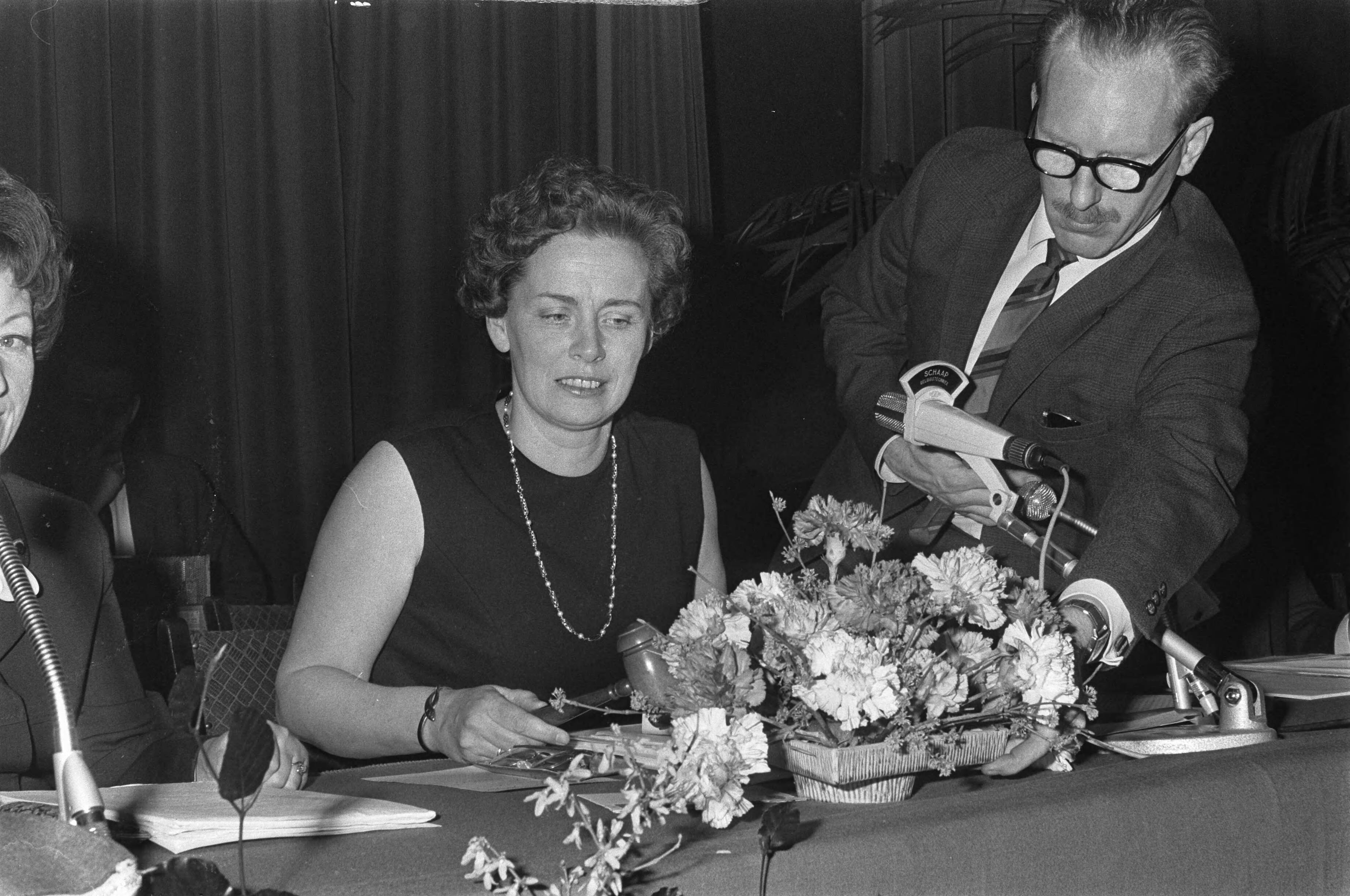 Fotocollectie Anefo — Tweedaagse Algemene Vergadering van de VVD in Groningen nr. 7 : mevrouw van Someren Donner , kop — Foto: Mieremet, Rob / Anefo. Licentie: Set B: Rechtenvrij / Publiek Domein. Bron: Nationaal Archief. http://hdl.handle.net/10648/ab63d518-d0b4-102d-bcf8-003048976d84