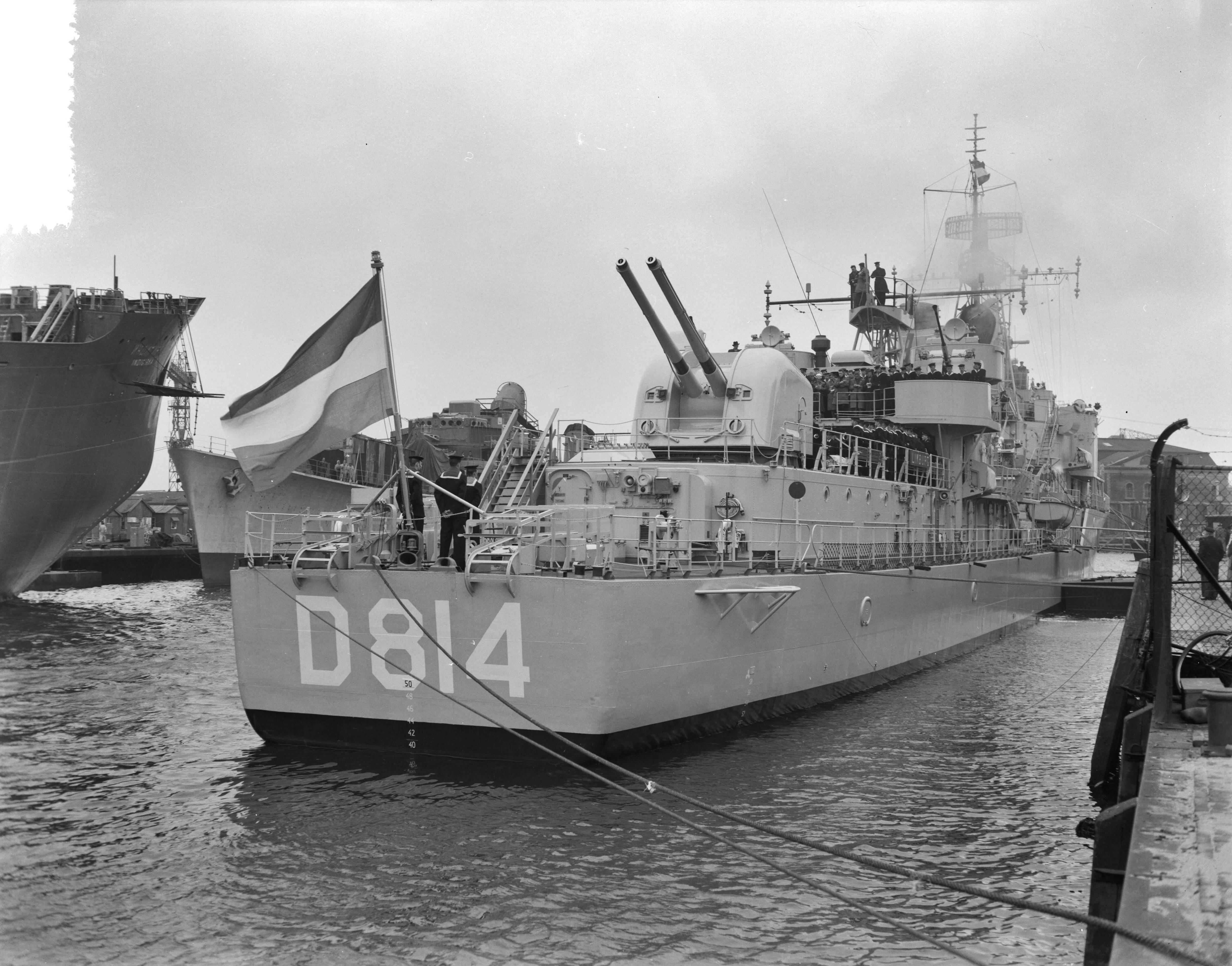 Fotocollectie Anefo — Indienststelling Hr. Ms. onderzeebootjager "Limburg" bij "De Schelde" te Vlissingen — Foto: Rossem, Wim van / Anefo. Licentie: Set B: Rechtenvrij / Publiek Domein. Bron: Nationaal Archief. http://hdl.handle.net/10648/a951f192-d0b4-102d-bcf8-003048976d84