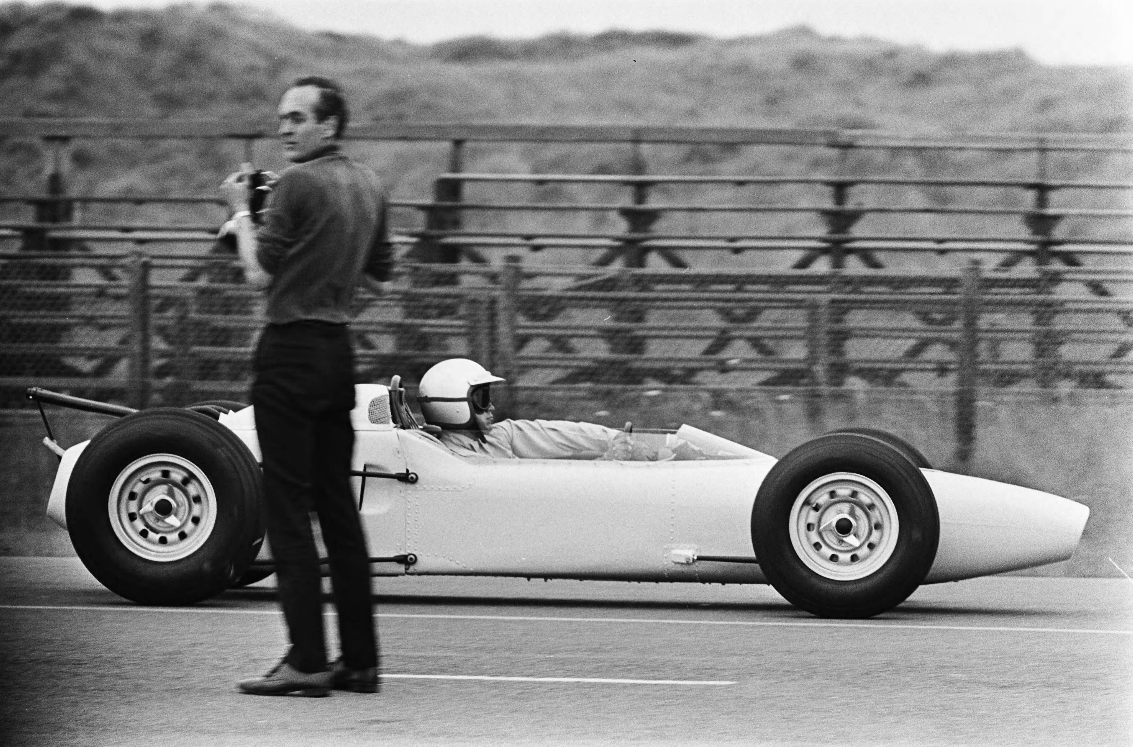 Fotocollectie Anefo — Autoprimeur op het Zandvoortse circuit. Perspresentatie van testritten van de Japanse Honda 12 cylindermoter Formule 1 raceauto, gereden door Ron Bucknum — Foto: Pot, Harry / Anefo (1). Licentie: Set B: Rechtenvrij / Publiek Domein. Bron: Nationaal Archief. http://hdl.handle.net/10648/aa71923a-d0b4-102d-bcf8-003048976d84