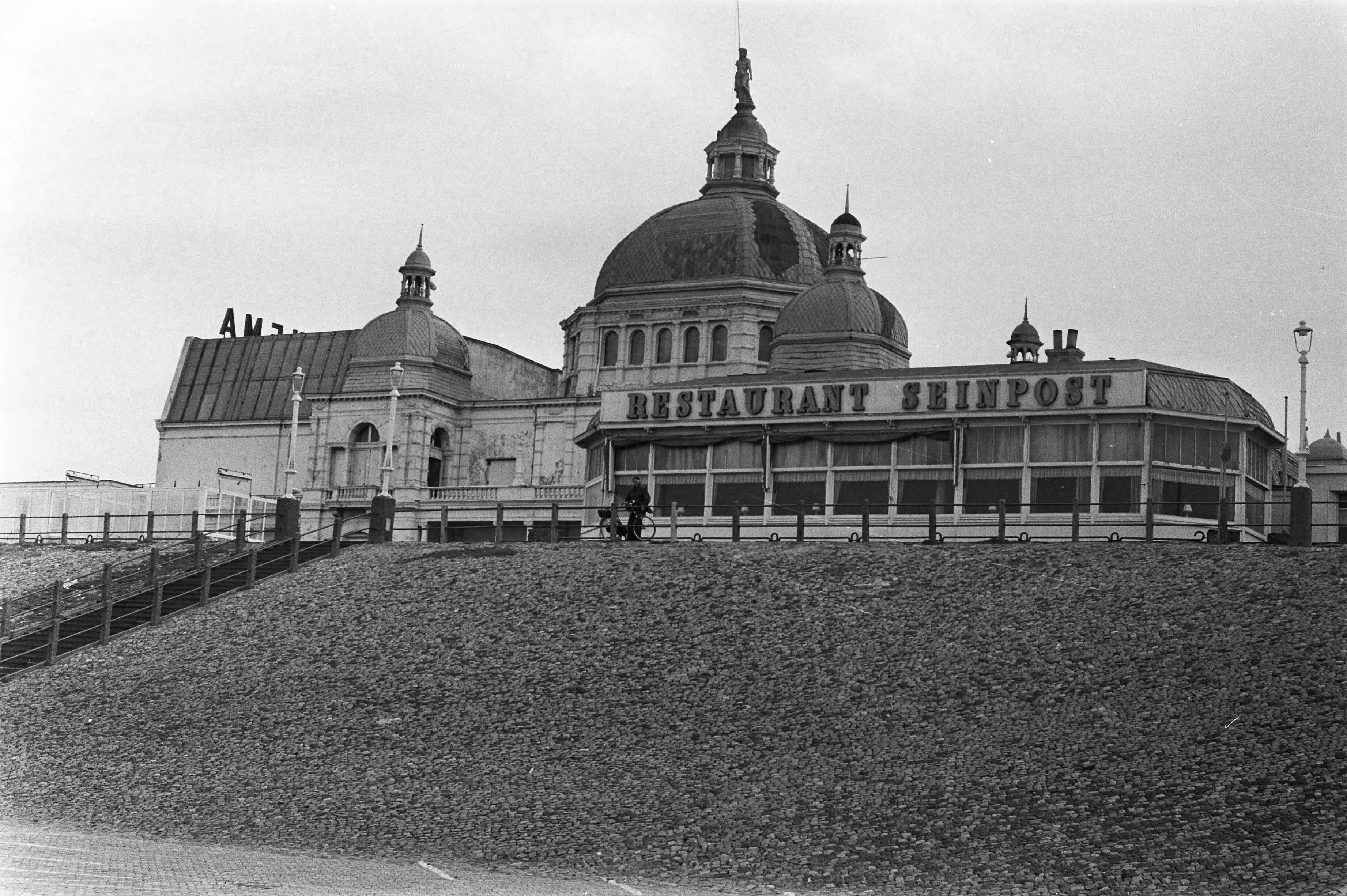 Fotocollectie Anefo — Hotel Seinpost wordt gesloten, Scheveningen, exterieur — Foto: Punt, W. / Anefo. Licentie: Set B: Rechtenvrij / Publiek Domein. Bron: Nationaal Archief. http://hdl.handle.net/10648/abca0842-d0b4-102d-bcf8-003048976d84