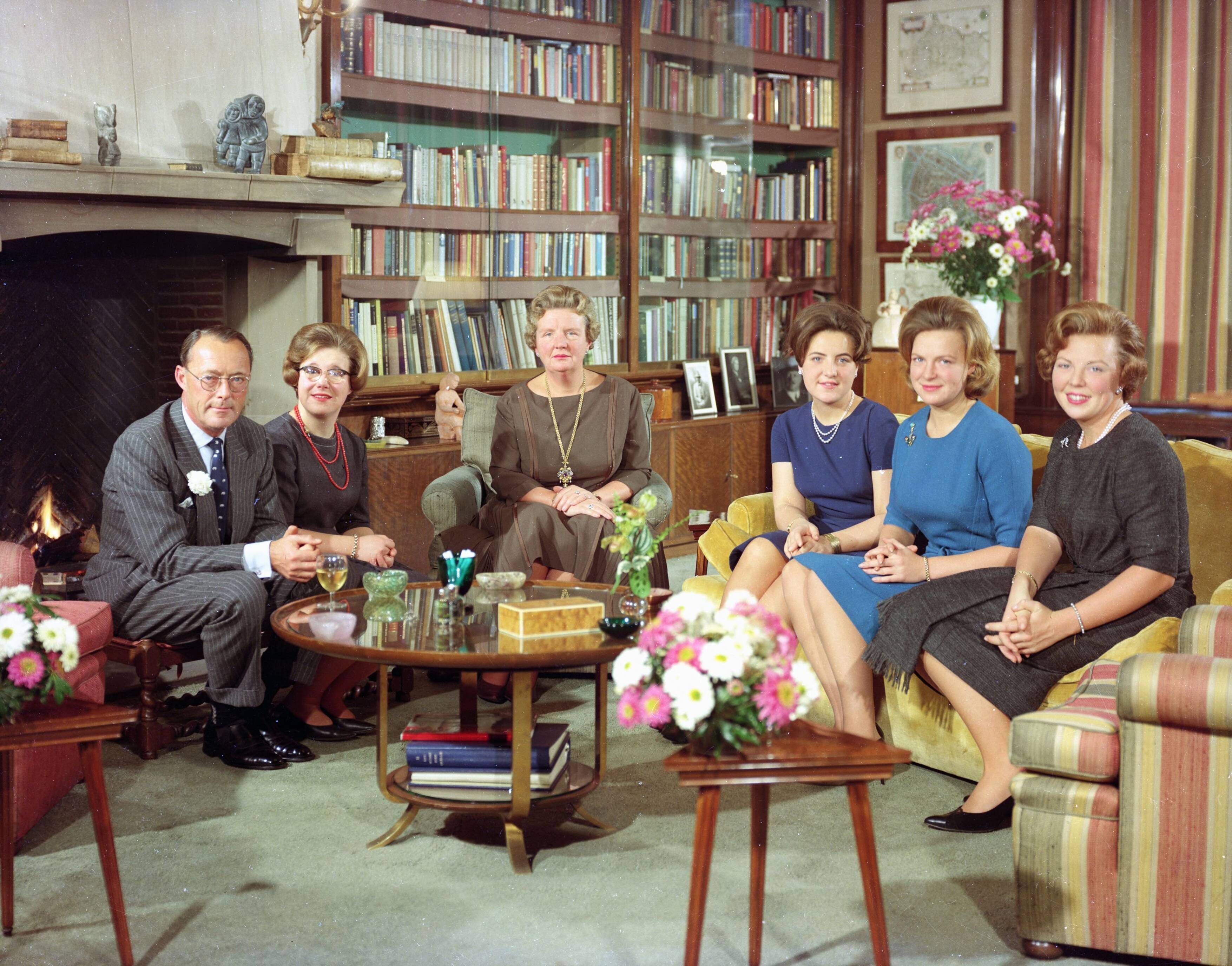 Fotocollectie RVD / Koninklijk Huis — Koningin Juliana en prins Bernhard met hun 4 dochters de prinsessen Beatrix, Margriet, Irene en Christina in de bibliotheek van paleis Soestdijk, zaterdag 30 november 1963 — Foto: Koot, Max / RVD. Licentie: Set B: Rechtenvrij / Publiek Domein. Bron: Nationaal Archief. http://hdl.handle.net/10648/afb4ad0e-d0b4-102d-bcf8-003048976d84