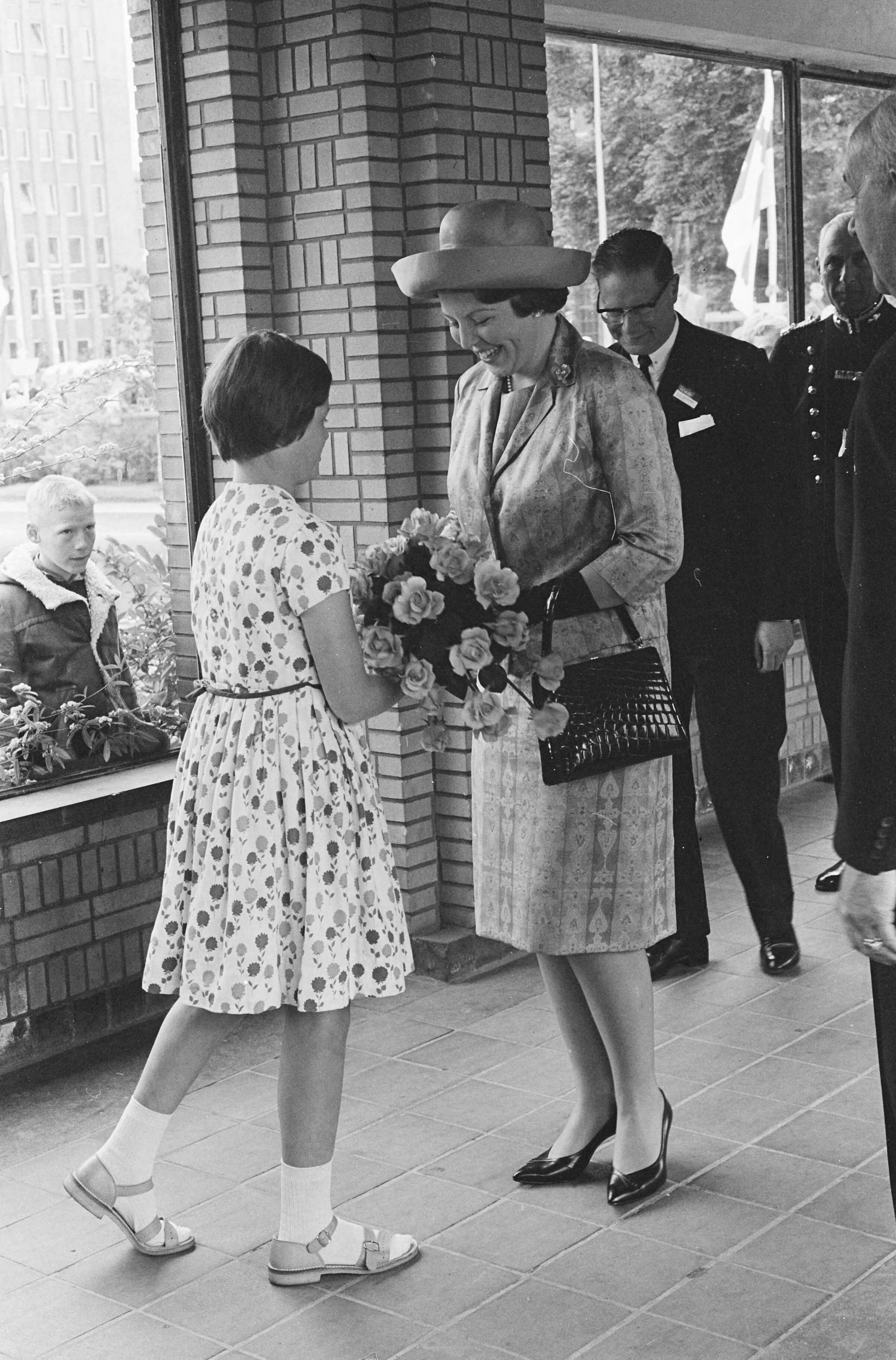 Fotocollectie Anefo — Prinses Beatrix opende nieuwe vleugel van het Haags Gemeentemuseum. De prinses krijgt bloemen aangeboden — Foto: Pot, Harry / Anefo. Licentie: Set B: Rechtenvrij / Publiek Domein. Bron: Nationaal Archief. http://hdl.handle.net/10648/aa0f4526-d0b4-102d-bcf8-003048976d84