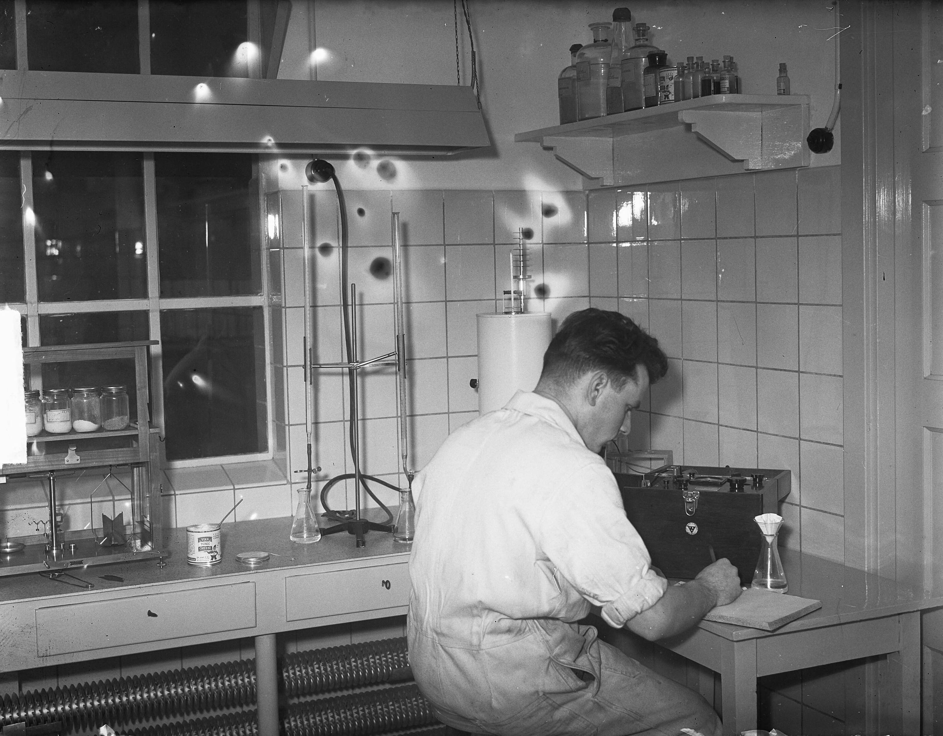 Fotocollectie Anefo — Poederkaasfabriek NV Vika te Soest, gevestigd aan de Middelwijkstraat — Foto: Pot, Harry / Anefo. Licentie: Set B: Rechtenvrij / Publiek Domein. Bron: Nationaal Archief. http://hdl.handle.net/10648/a8d6139c-d0b4-102d-bcf8-003048976d84
