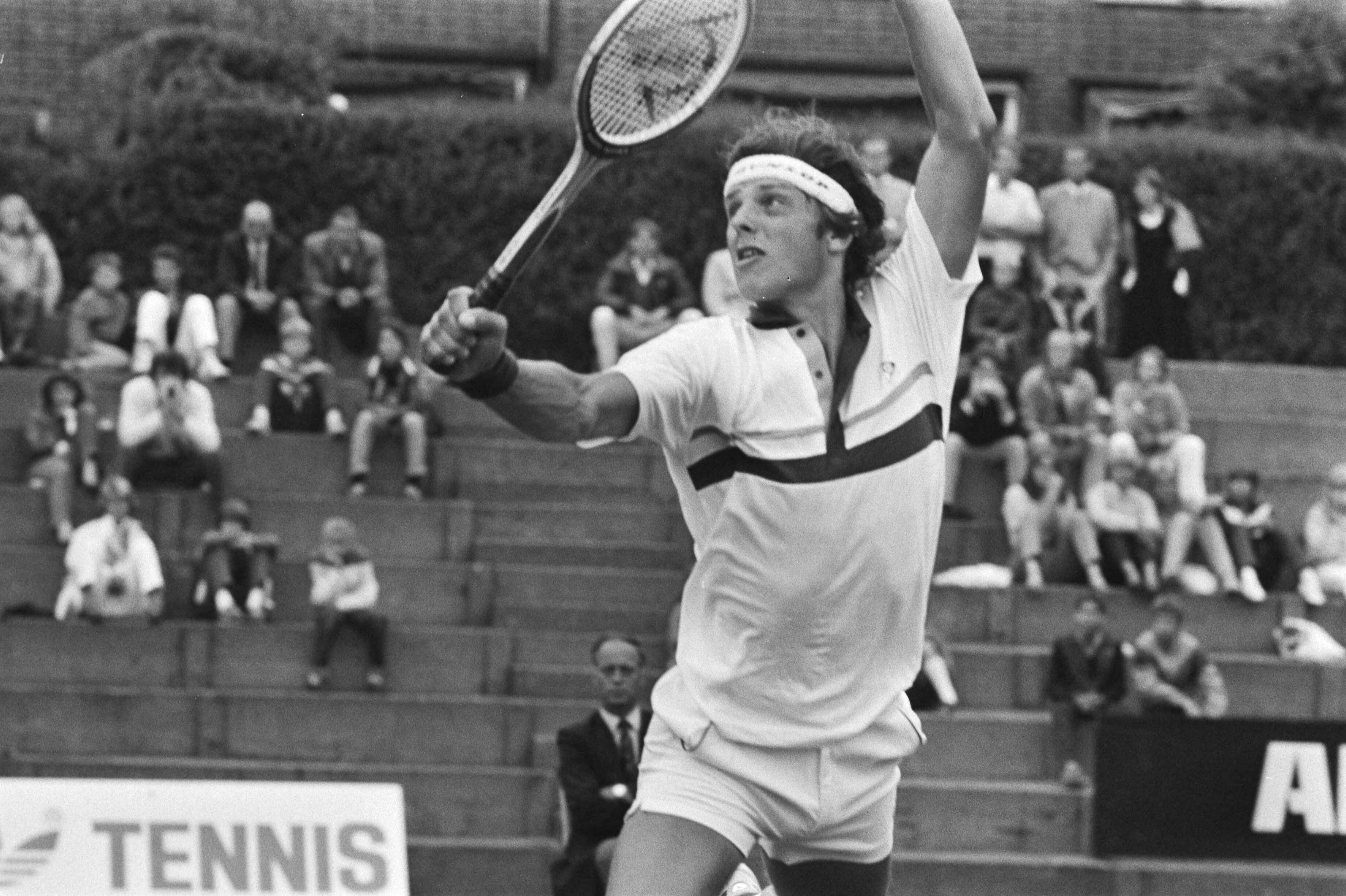 Fotocollectie Anefo — Nationale tenniskampioenschappen, Scheveningen; kampioen Huub van Boeckel in aktie — Foto: Croes, Rob C. / Anefo. Licentie: Set B: Rechtenvrij / Publiek Domein. Bron: Nationaal Archief. http://hdl.handle.net/10648/ad1c937c-d0b4-102d-bcf8-003048976d84