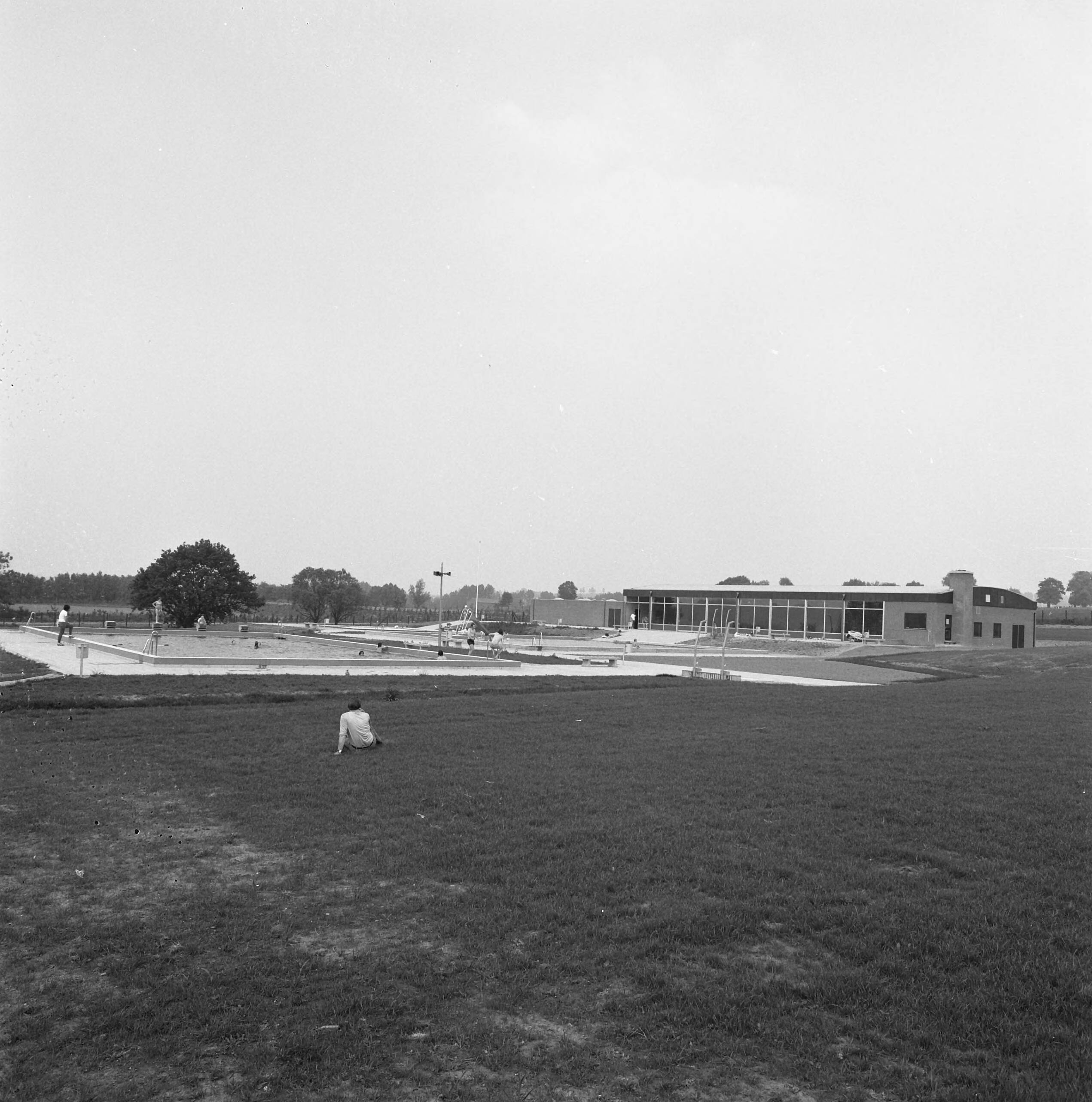 Fotocollectie Nederlandse Heidemaatschappij — Openlucht zwembad te Swalmen (L.). Ontwerp De Soeten A.A. — Foto: Fotograaf Onbekend / Heidemij. Licentie: Set B: Rechtenvrij / Publiek Domein. Bron: Nationaal Archief. http://hdl.handle.net/10648/ae83a674-d0b4-102d-bcf8-003048976d84