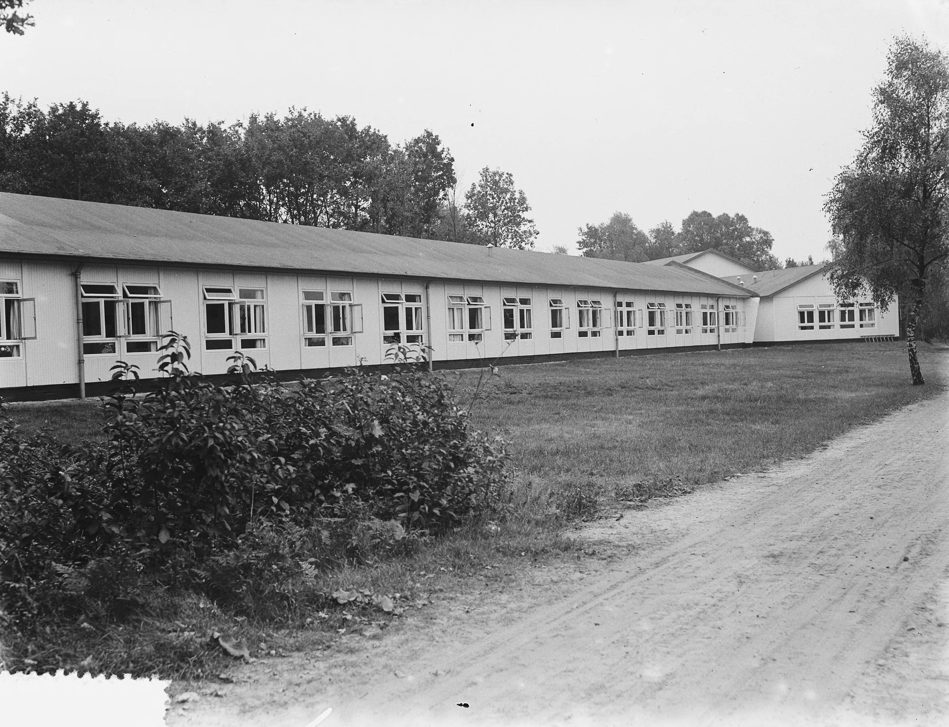 Fotocollectie Anefo — Nieuw Amsterdams paviljoen op terrein van sanatorium "Zonnestraal" te Hilversum — Foto: Behrens, Herbert F. / Anefo. Licentie: Set B: Rechtenvrij / Publiek Domein. Bron: Nationaal Archief. http://hdl.handle.net/10648/a915ddc4-d0b4-102d-bcf8-003048976d84