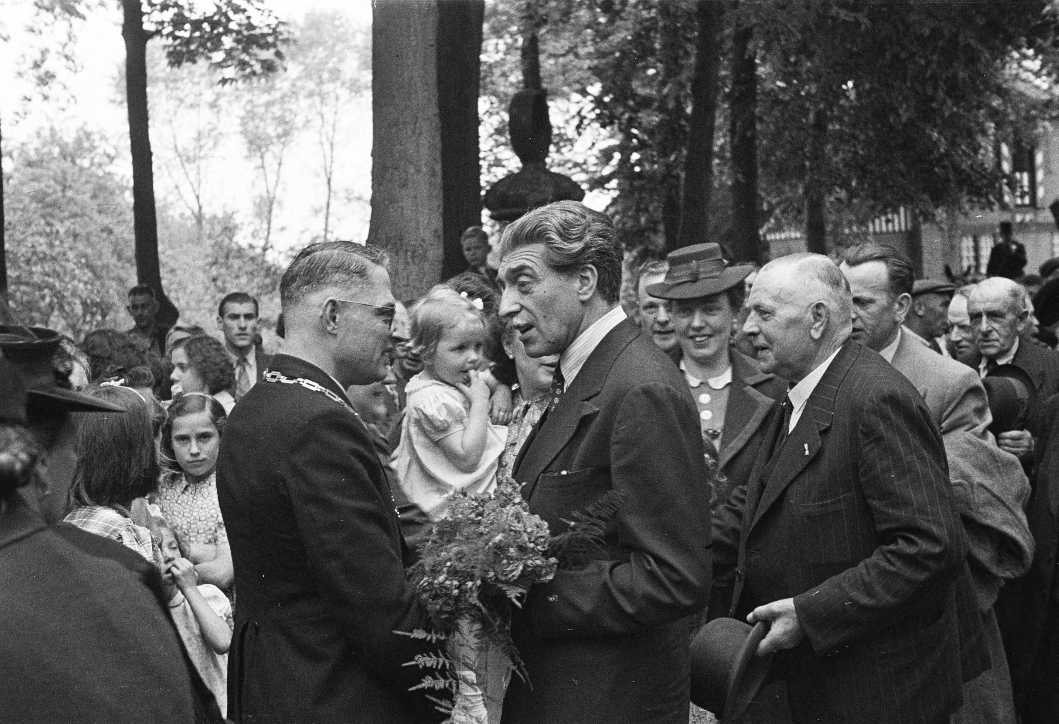 Fotocollectie Anefo — Kleinzoon van Rotschild terug in Haarzuilen — Foto: Herschel, Max / Anefo. Licentie: Set B: Rechtenvrij / Publiek Domein. Bron: Nationaal Archief. http://hdl.handle.net/10648/a89ea86c-d0b4-102d-bcf8-003048976d84