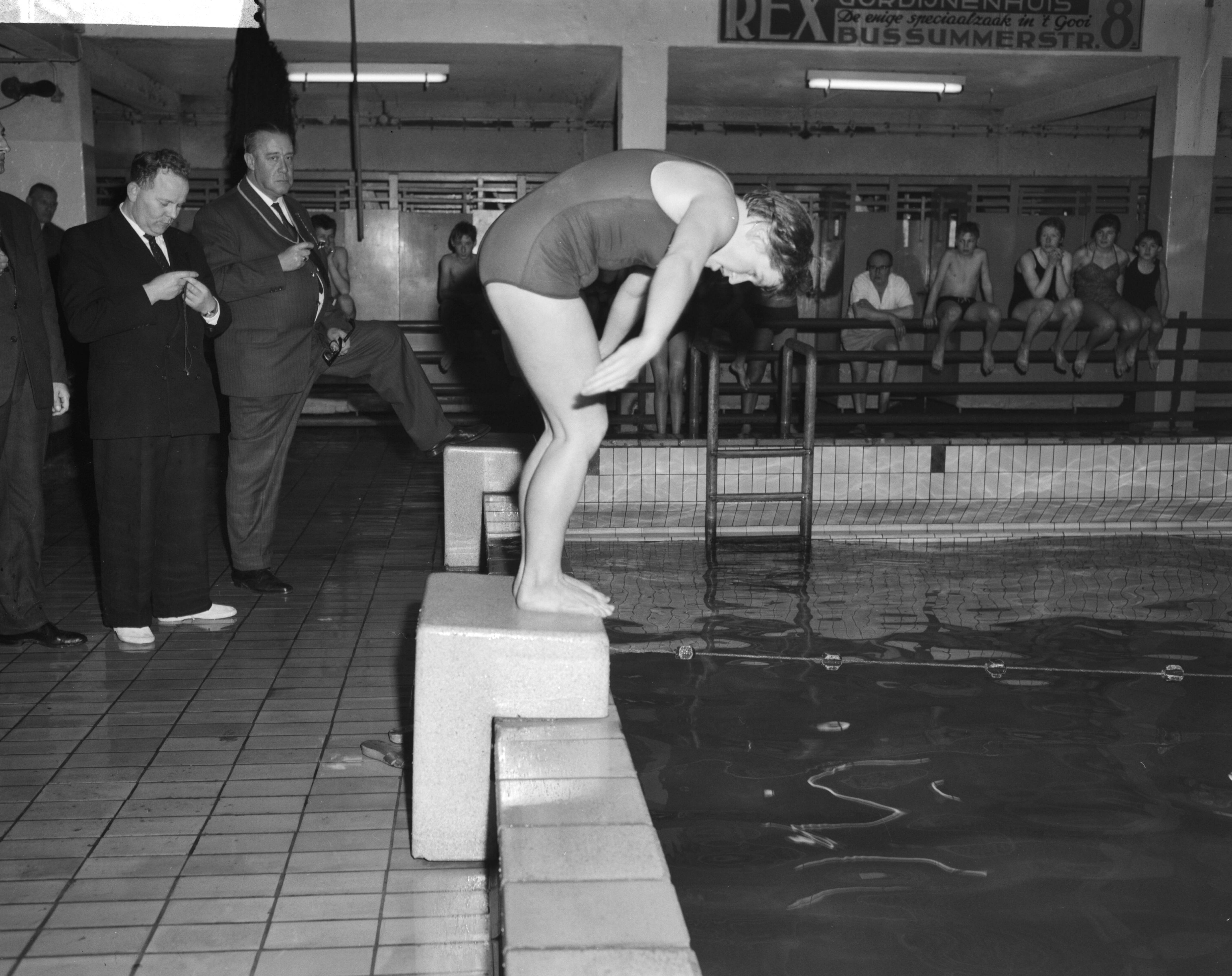 Fotocollectie Anefo — Marianne Heemskerk doet recordpoging 400 meter wisselslag. Op de schouders van clubgenoten na de geslaagde poging — Foto: Bilsen, Joop van / Anefo. Licentie: Set B: Rechtenvrij / Publiek Domein. Bron: Nationaal Archief. http://hdl.handle.net/10648/a9f88fb6-d0b4-102d-bcf8-003048976d84
