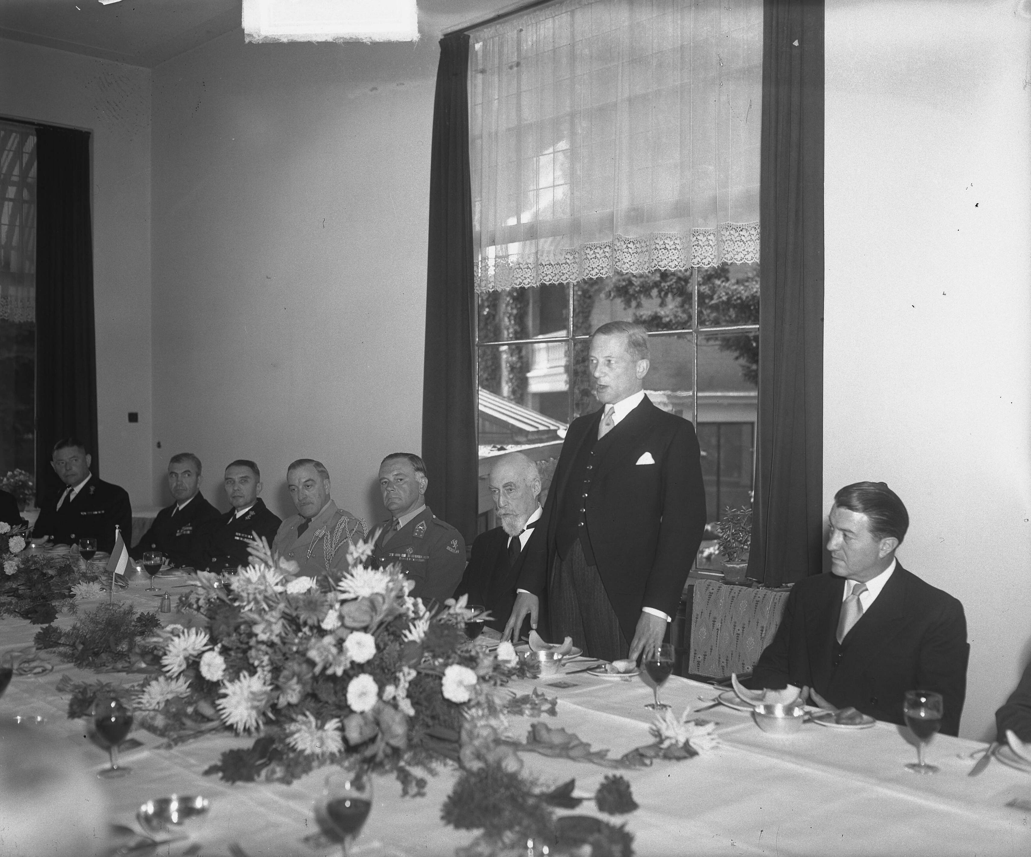 Fotocollectie Anefo — Lunch Kasteel Oud Wassenaar. Bezoek Admiraal Conolly — Foto: Merk, Ben / Anefo. Licentie: Set B: Rechtenvrij / Publiek Domein. Bron: Nationaal Archief. http://hdl.handle.net/10648/a8cbc1e4-d0b4-102d-bcf8-003048976d84