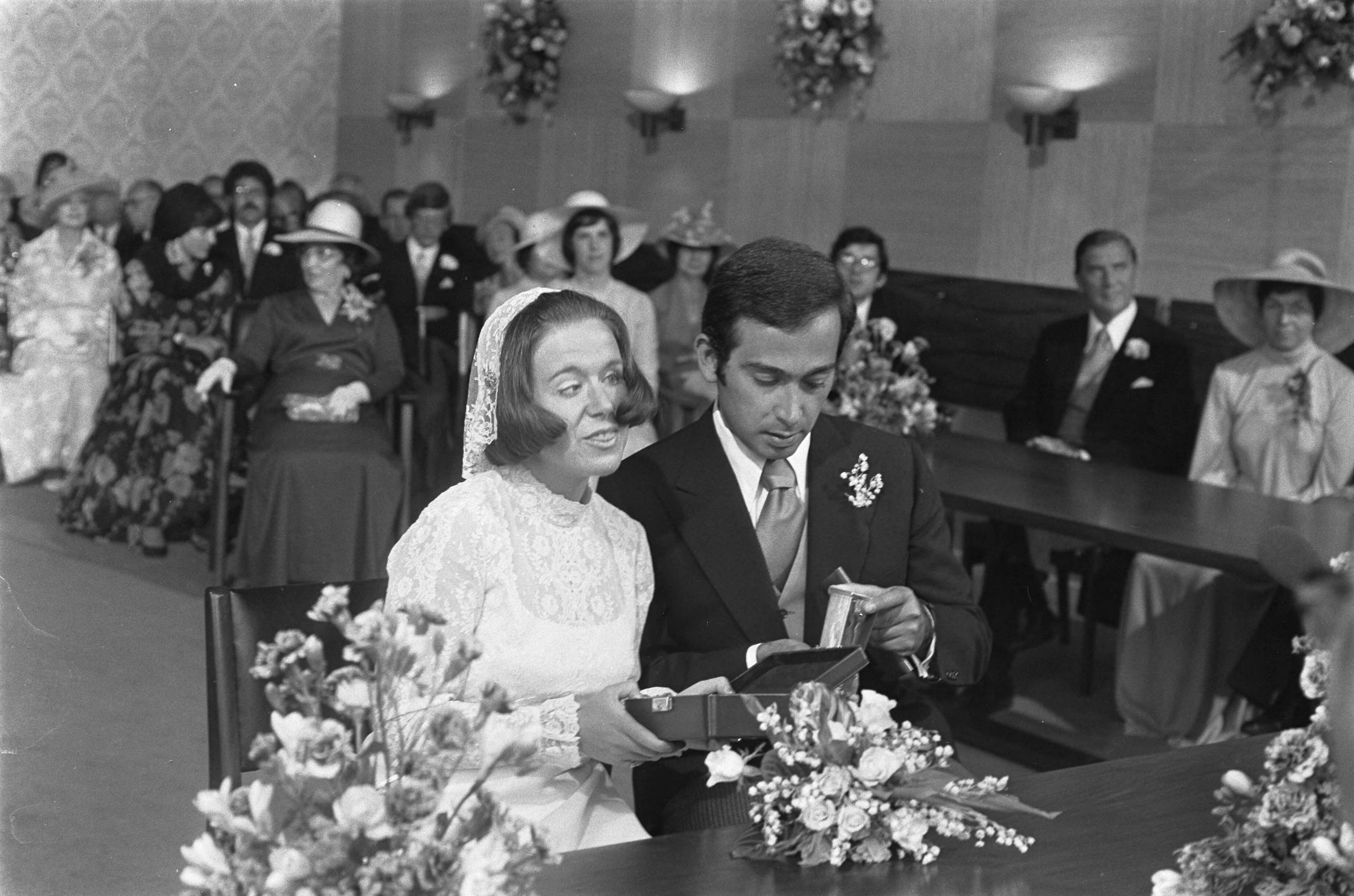 Huwelijk prinses Christina en Jorge Guillermo; de sluiting van het burgerlijk huwelijk in het stadhuis van Baarn — Prinses Christina en Jorge Guillermo bij de sluiting van het burgerlijk huwelijk — Foto: Meerdere fotografen / Anefo. Licentie: Set B: Rechtenvrij / Publiek Domein. Bron: Nationaal Archief. http://hdl.handle.net/10648/ac6c6506-d0b4-102d-bcf8-003048976d84