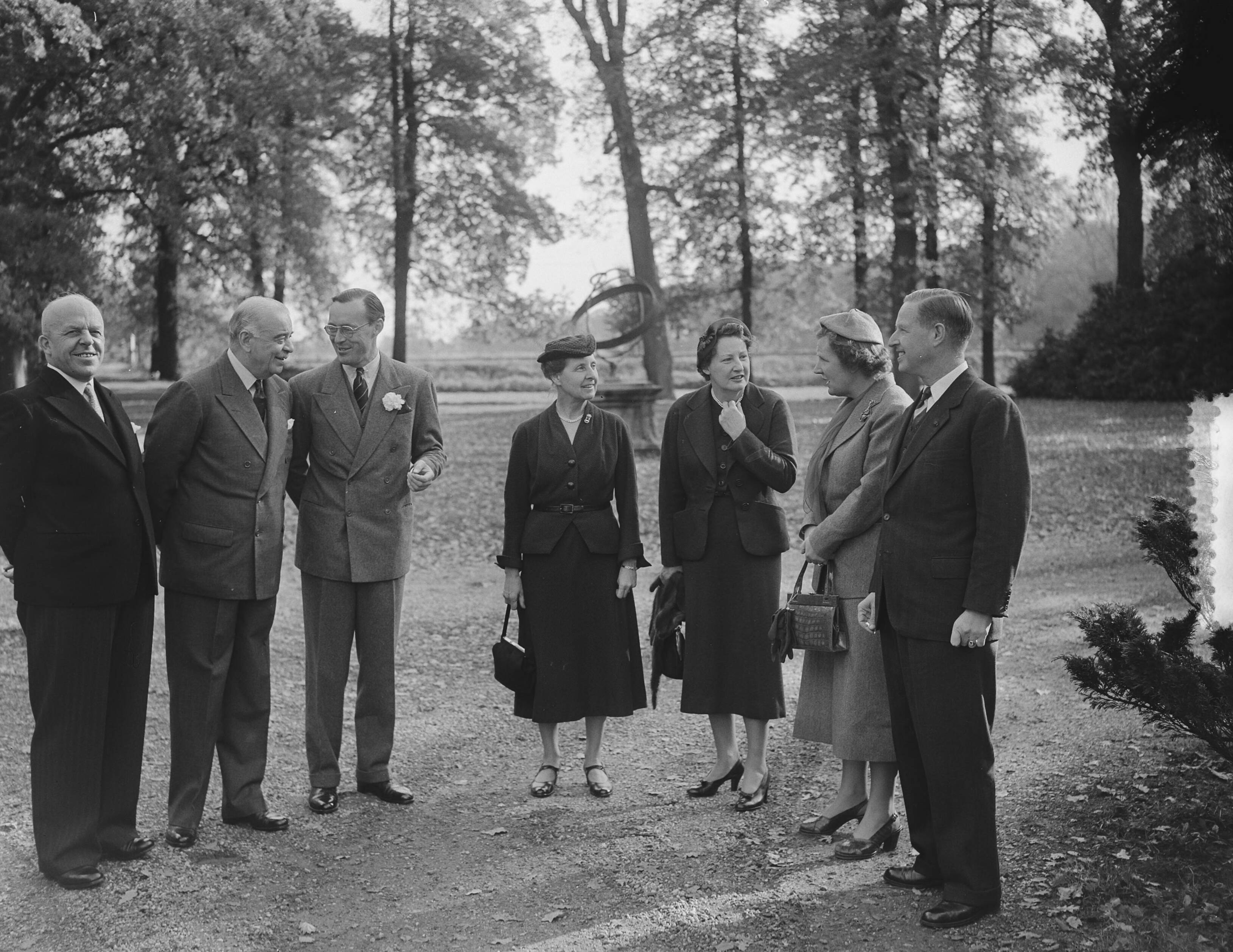 Koningin Juliana ontvangt Lord en Lady Ismay op Raaphorst te Wassenaar — Foto: Bilsen, Joop van / Anefo. — Licentie: Set B: Rechtenvrij / Publiek Domein. Bron: Nationaal Archief. http://hdl.handle.net/10648/a901a084-d0b4-102d-bcf8-003048976d84