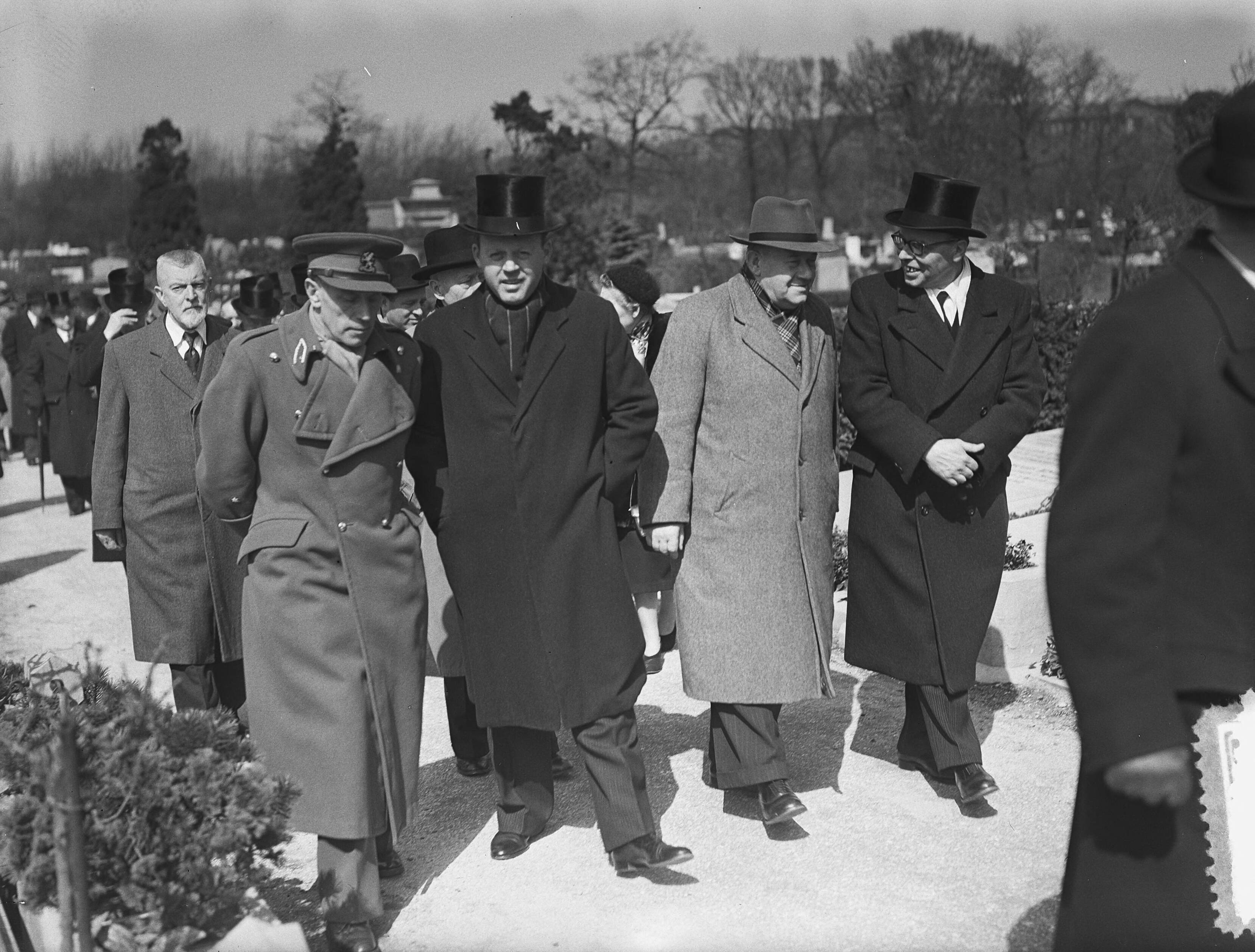 Begrafenis Pim Mulier in Den Haag — Foto: Bilsen, Joop van / Anefo. — Licentie: Set B: Rechtenvrij / Publiek Domein. Bron: Nationaal Archief. http://hdl.handle.net/10648/a9200efc-d0b4-102d-bcf8-003048976d84