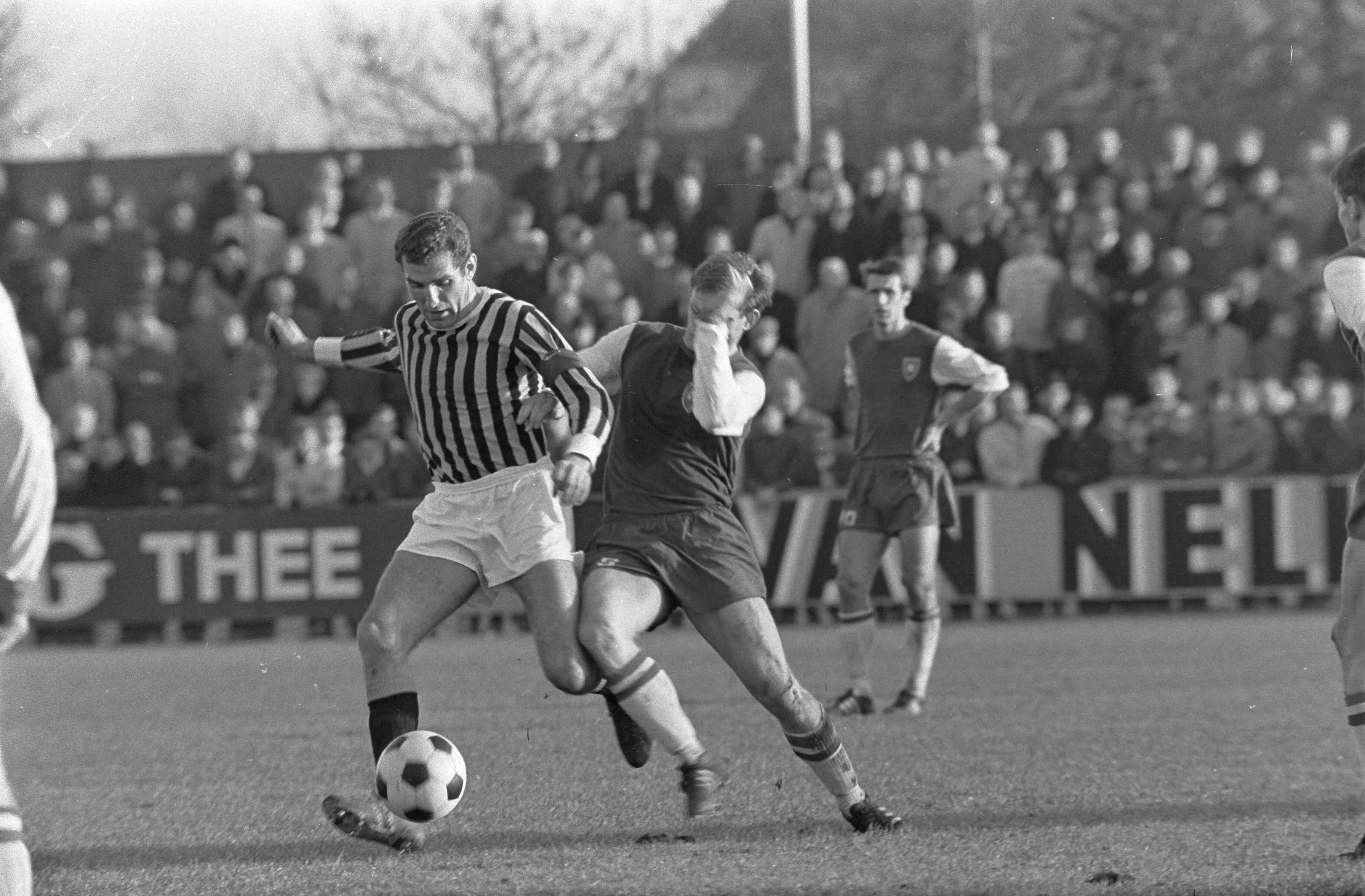 Fotocollectie Anefo — Haarlem-Vitesse 1-2. Bosveld (Vitesse) in duel met rechts Lefering — Foto: Kroon, Ron / Anefo. Licentie: Set B: Rechtenvrij / Publiek Domein. Bron: Nationaal Archief. http://hdl.handle.net/10648/ab55c568-d0b4-102d-bcf8-003048976d84