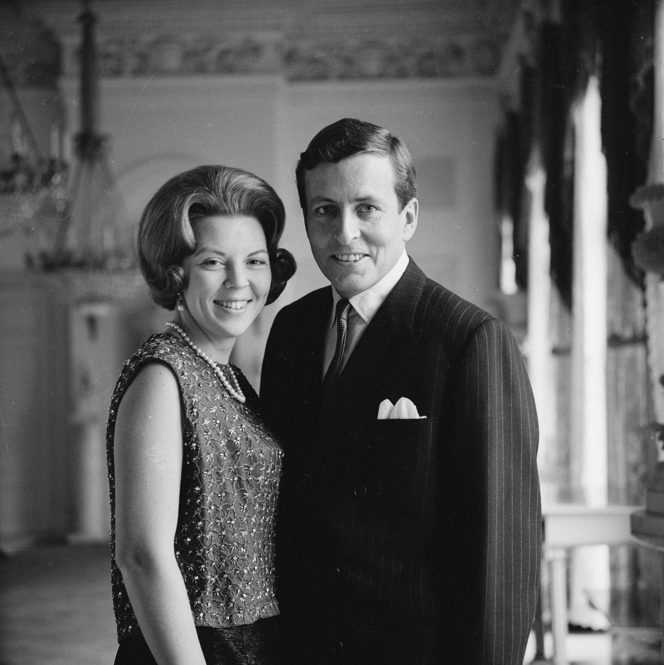Fotocollectie RVD / Koninklijk Huis — Prinses Beatrix en Claus von Amsberg in paleis Soestdijk, 1965 — Foto: Koot, Max / RVD. Licentie: Set B: Rechtenvrij / Publiek Domein. Bron: Nationaal Archief. http://hdl.handle.net/10648/afbbca62-d0b4-102d-bcf8-003048976d84