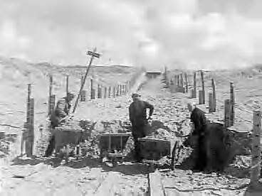 Fotocollectie Anefo — Paden in Scheveningen worden zandvrij gemaakt — Foto: Oorschot, […] van / Anefo. Licentie: Set B: Rechtenvrij / Publiek Domein. Bron: Nationaal Archief. http://hdl.handle.net/10648/a8d6fe4c-d0b4-102d-bcf8-003048976d84