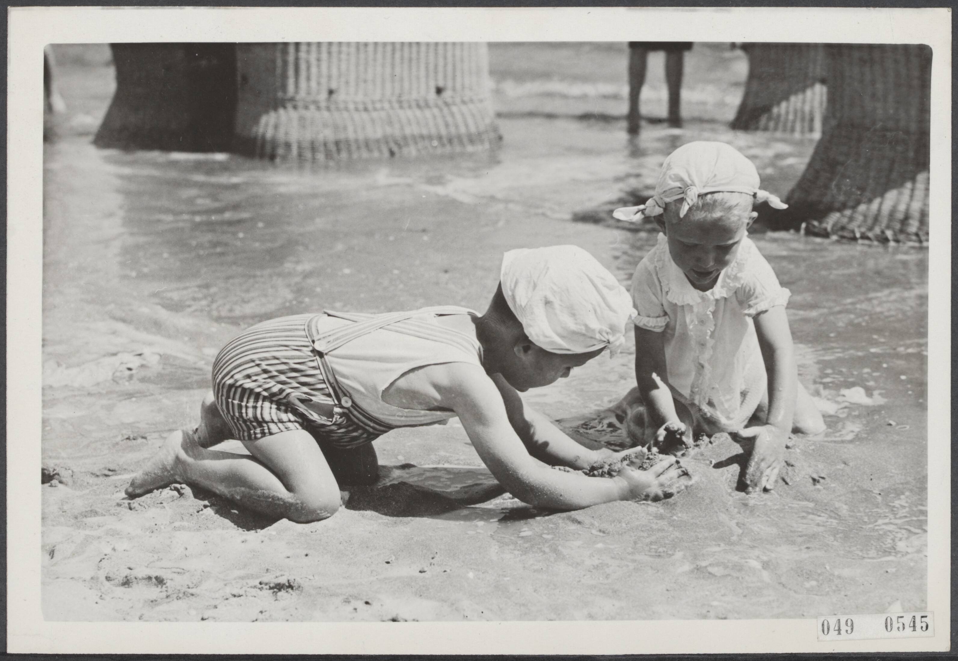 Fotocollectie Elsevier Binnenland — [kinderen spelen in de vloedlijn op een strand] — Foto: ANP / RVD of rechtenvrij. Licentie: Set B: Rechtenvrij / Publiek Domein. Bron: Nationaal Archief. http://hdl.handle.net/10648/ae01e990-d0b4-102d-bcf8-003048976d84