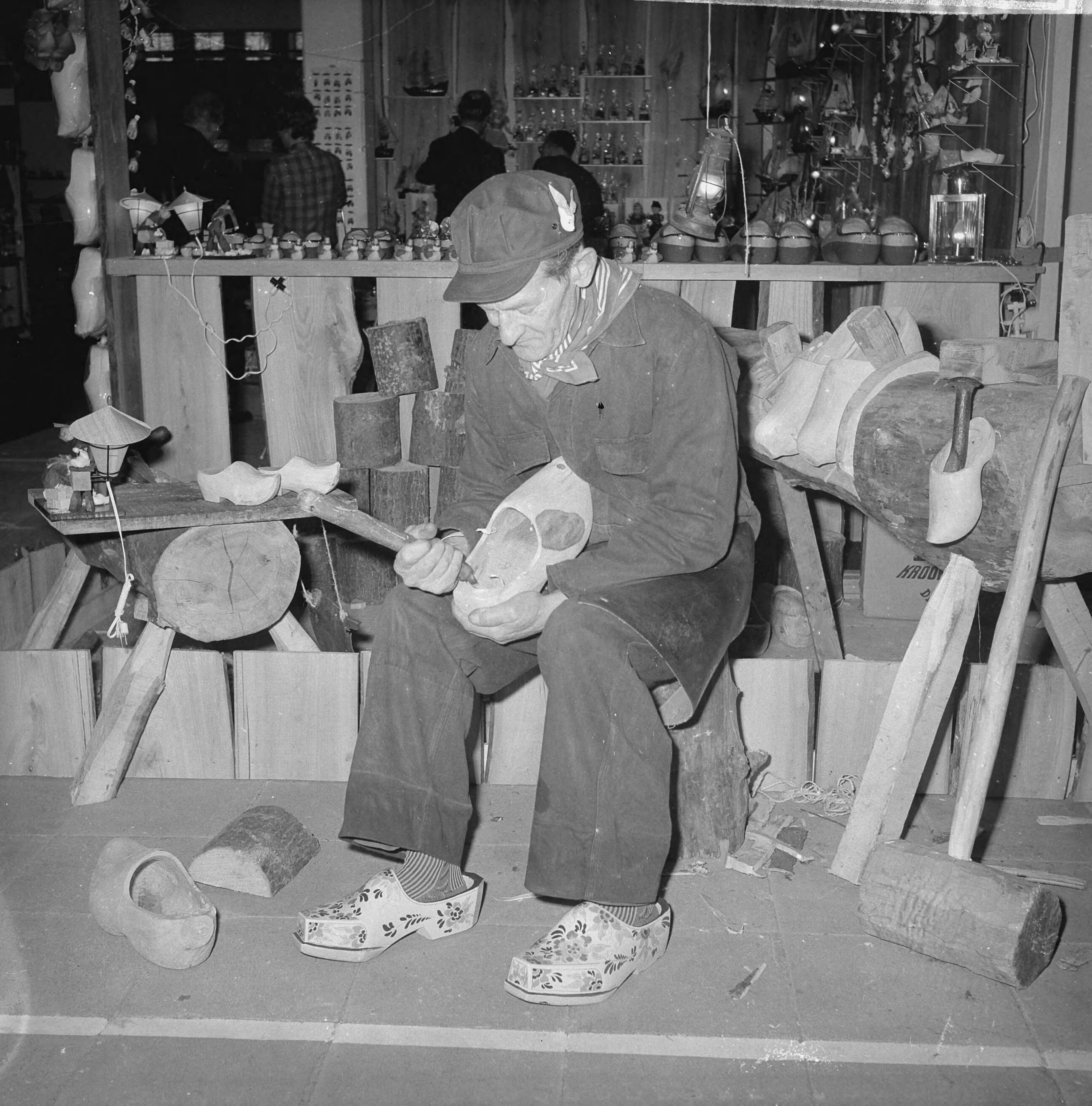 Fotocollectie Anefo — 10e Koffers en lederwarenbeurs en 5e Souvenirbeurs gezamenlijk in het Jaarbeursgebouw Utrecht, een klompenmaker aan het werk — Foto: Nijs, Jac. de / Anefo. Licentie: Set B: Rechtenvrij / Publiek Domein. Bron: Nationaal Archief. http://hdl.handle.net/10648/aa252a58-d0b4-102d-bcf8-003048976d84