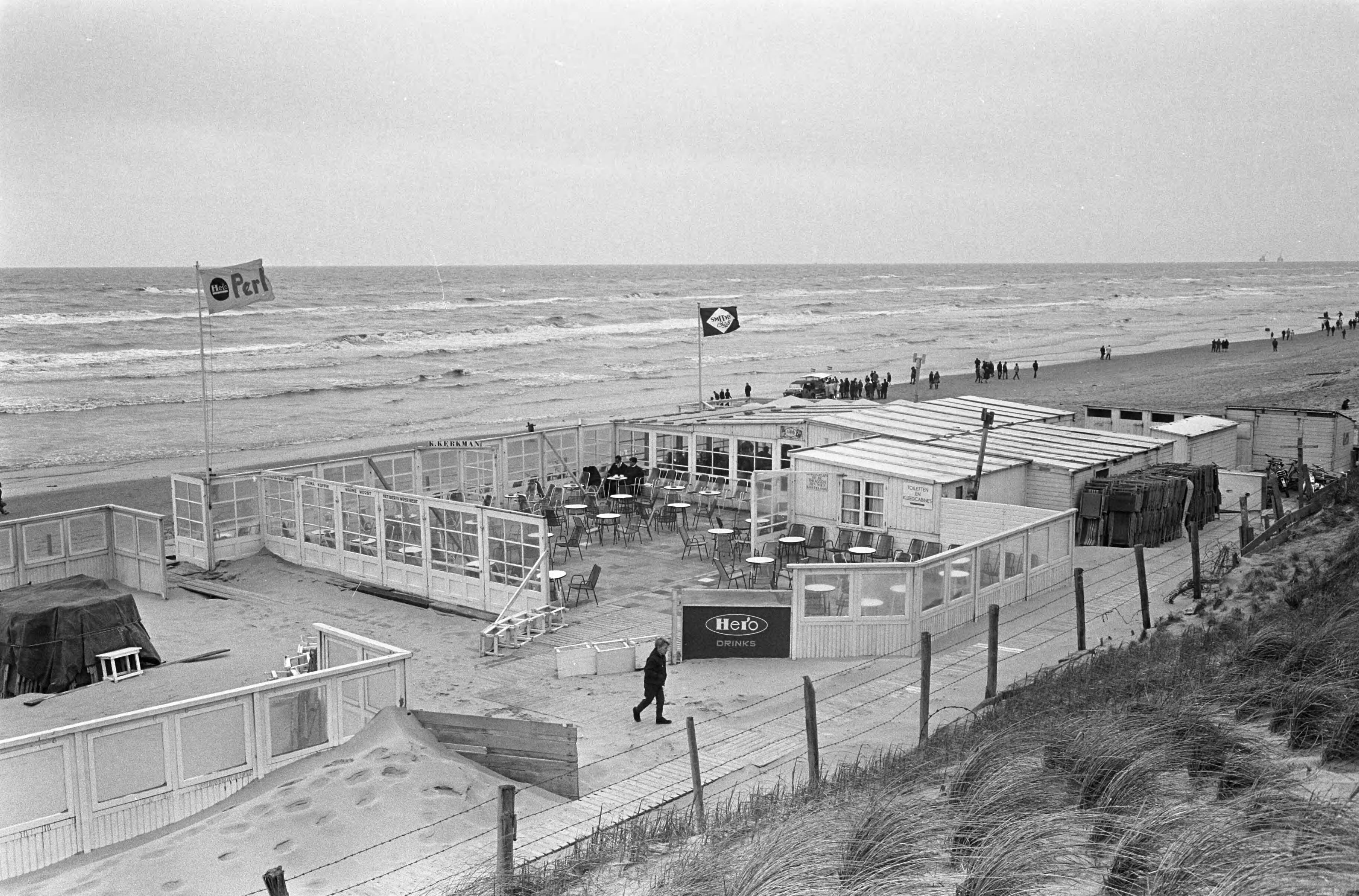 Fotocollectie Anefo — Pasen, slecht weer, verlaten terrassen te Zandvoort — Foto: Koch, Eric / Anefo. Licentie: Set B: Rechtenvrij / Publiek Domein. Bron: Nationaal Archief. http://hdl.handle.net/10648/ab13d234-d0b4-102d-bcf8-003048976d84