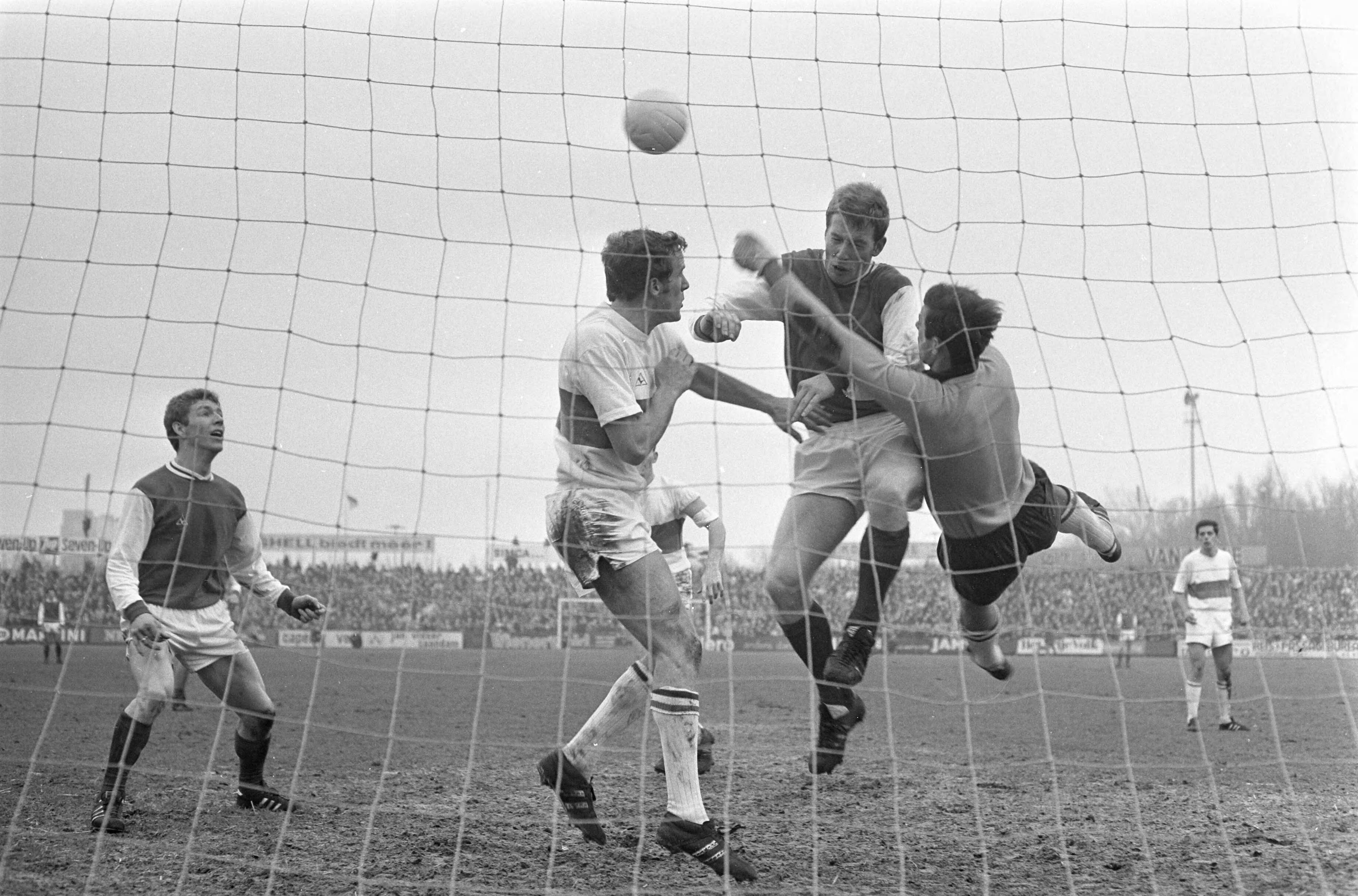 Fotocollectie Anefo — Voetbal. ADO tegen FC Twente 1-3. Spelmoment voor ADO doel, v.l.n.r. Van den Oever (ADO) , Houwaart (FC Twente) en doelman Thie (ADO) in aktie — Foto: Verhoeff, Bert / Anefo. Licentie: Set B: Rechtenvrij / Publiek Domein. Bron: Nationaal Archief. http://hdl.handle.net/10648/ab5bf410-d0b4-102d-bcf8-003048976d84