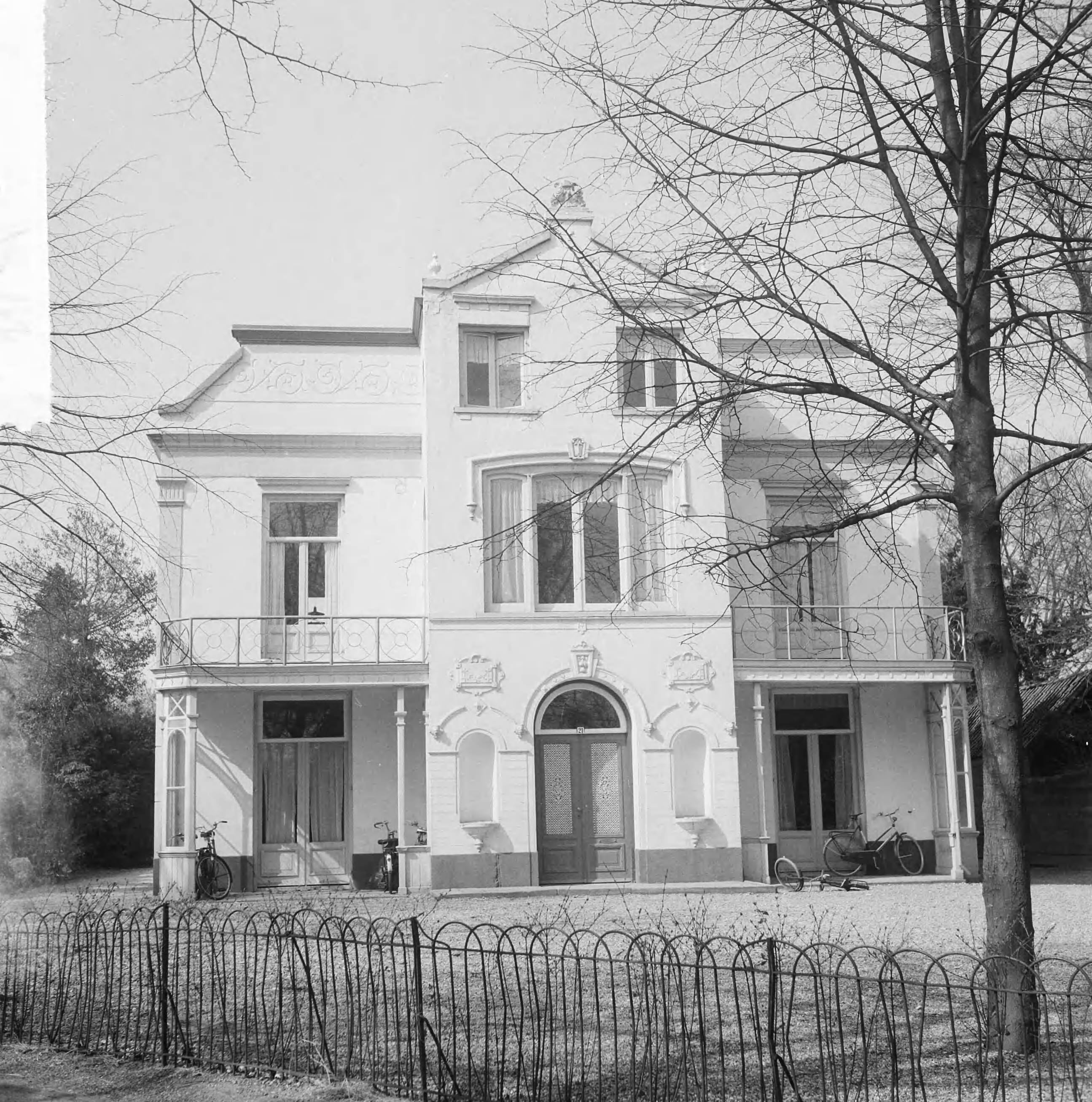 Fotocollectie Anefo — Carlisten in Hilversums pension aan de Boomberglaan 21 , het pand (exterieur) — Foto: Gelderen, Hugo van / Anefo. Licentie: Set B: Rechtenvrij / Publiek Domein. Bron: Nationaal Archief. http://hdl.handle.net/10648/aa63a116-d0b4-102d-bcf8-003048976d84