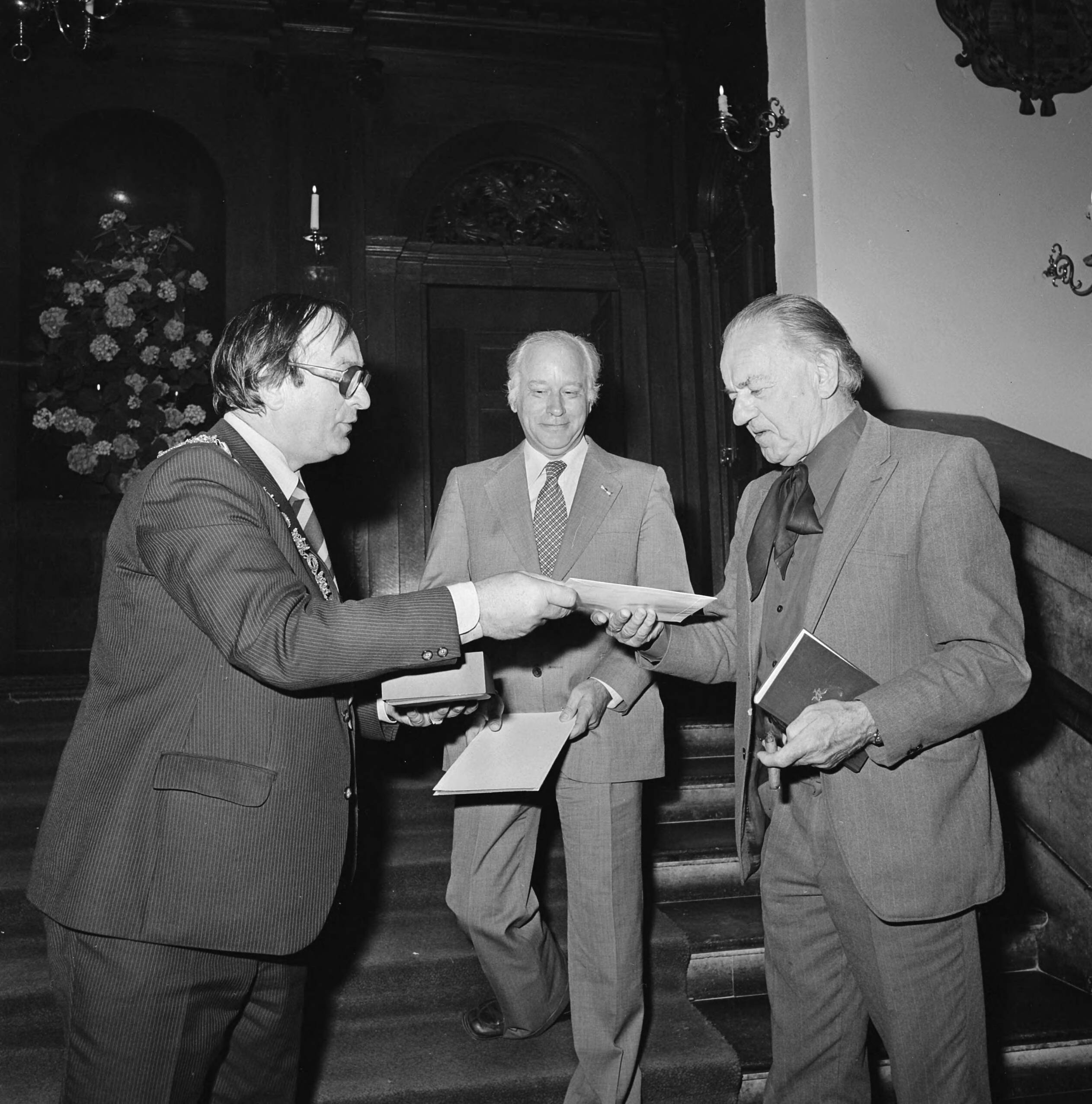 Fotocollectie Anefo — Laurens Janszn. Costerprijs voor uitgever Geert van Oorschot in Haarlem; Van Oorschot krijgt prijs van locoburgemeester Verkuil — Foto: Croes, Rob C. / Anefo. Licentie: Set B: Rechtenvrij / Publiek Domein. Bron: Nationaal Archief. http://hdl.handle.net/10648/ac9d0cec-d0b4-102d-bcf8-003048976d84