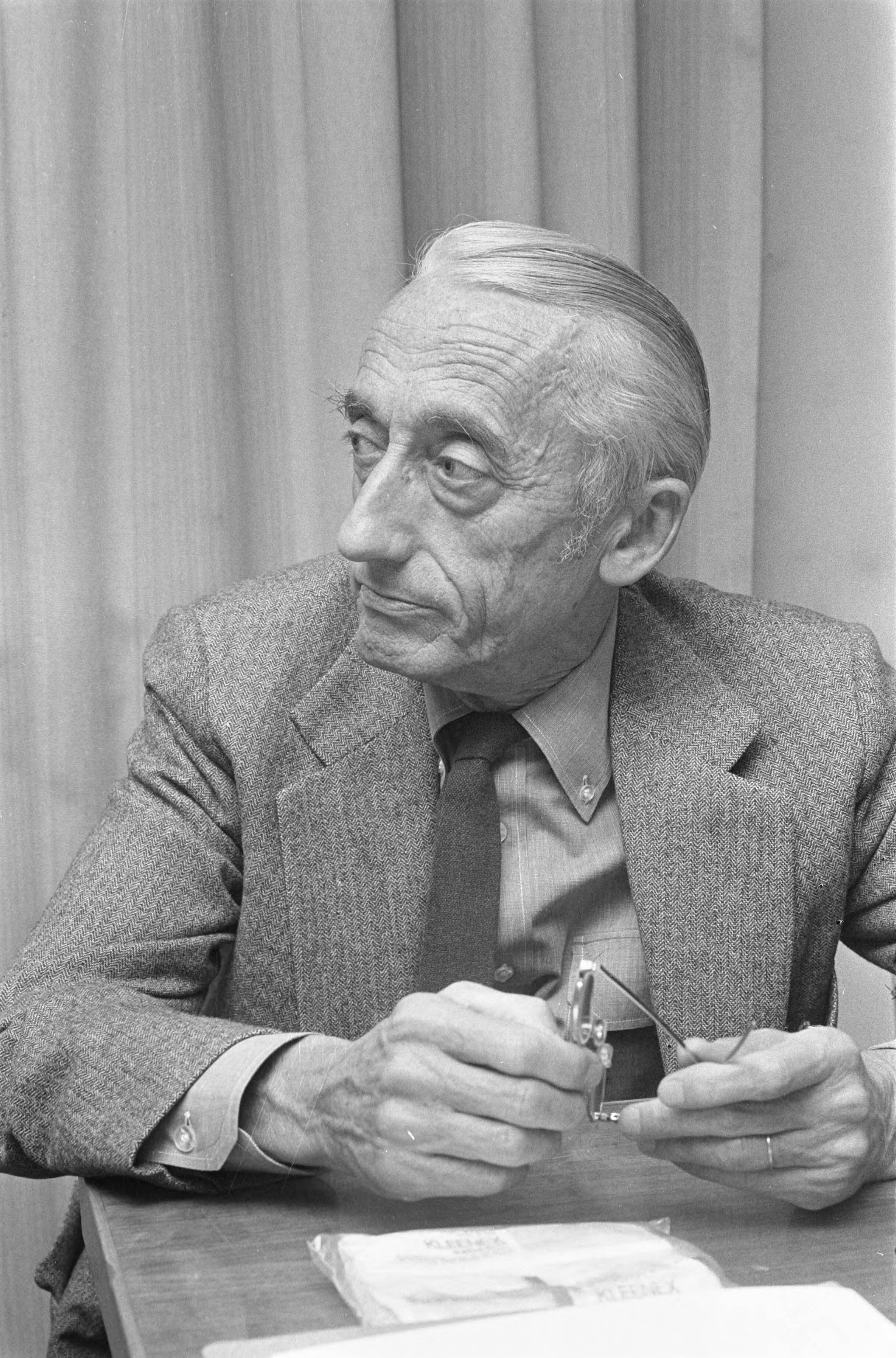 Fotocollectie Anefo — Bos en Kalis geeft personferentie in Den Haag over eilandenproject voor industriele afval; diepzeeduiker Cousteau was ook aanwezig — Foto: Peters, Hans / Anefo. Licentie: Set B: Rechtenvrij / Publiek Domein. Bron: Nationaal Archief. http://hdl.handle.net/10648/abe56934-d0b4-102d-bcf8-003048976d84