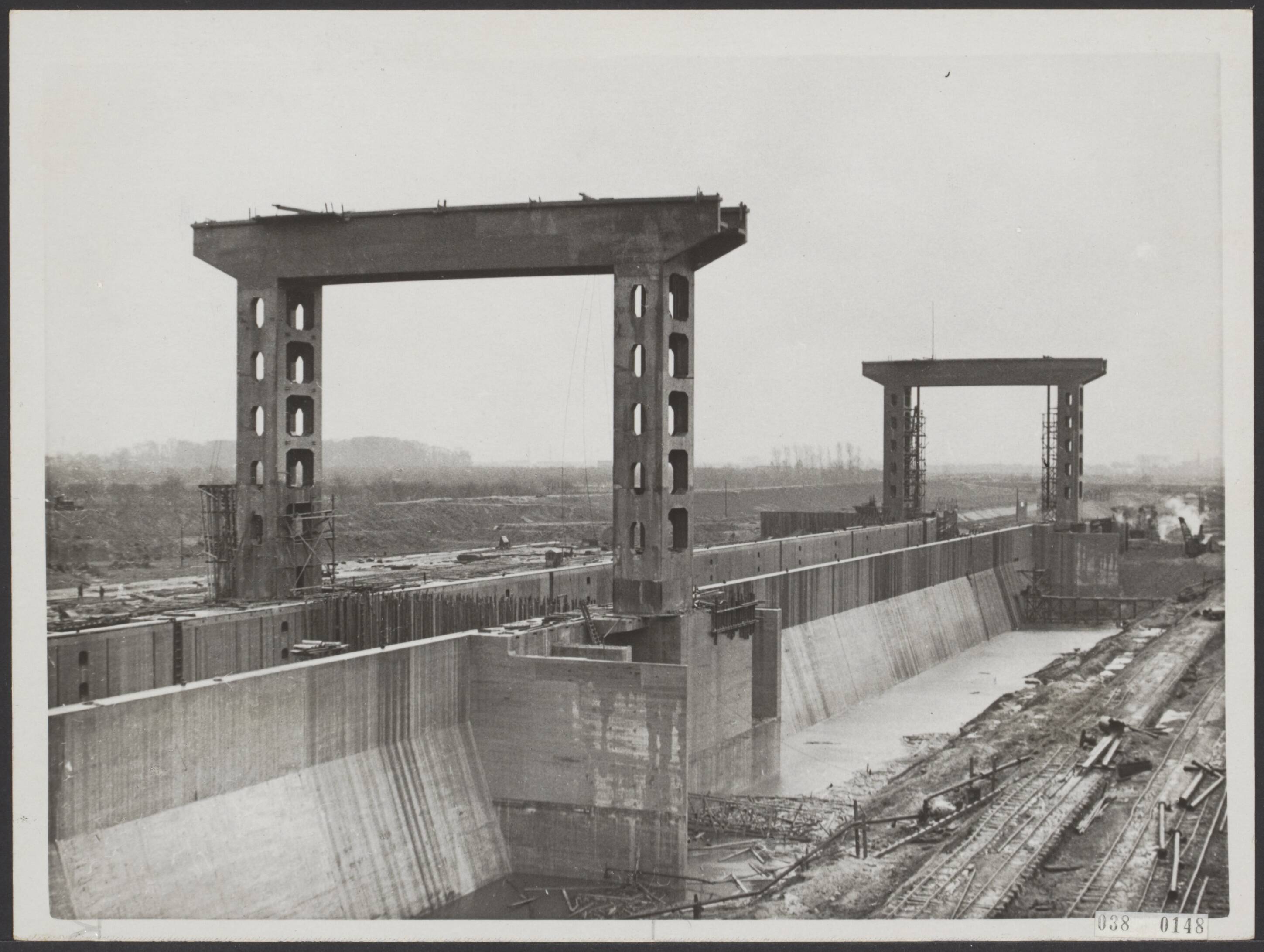 Fotocollectie Elsevier Binnenland — Bij Wijk bij Duurstede zijn de enorme sluiswerken voor het Rijnkanaal verrezen. Overzicht van de twee gereedgekomen heftorens — Foto: N.V. Polygoon. Licentie: Set B: Rechtenvrij / Publiek Domein. Bron: Nationaal Archief. http://hdl.handle.net/10648/adf0cfe8-d0b4-102d-bcf8-003048976d84