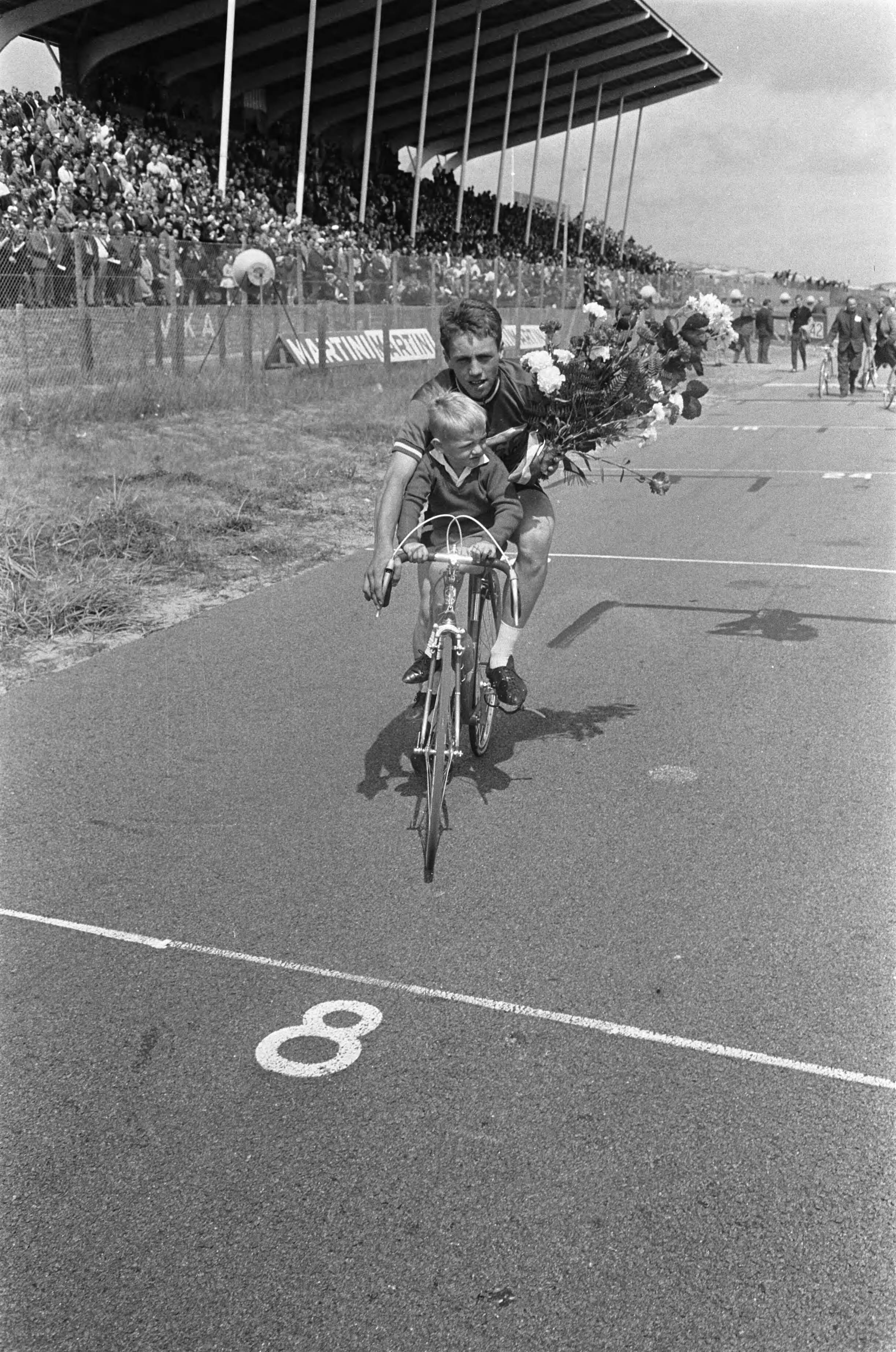 Fotocollectie Anefo — Wielerkampioenschappen te Zandvoort, kampioen Nieuwelinge 1966 Gert Harings — Foto: Koch, Eric / Anefo. Licentie: Set B: Rechtenvrij / Publiek Domein. Bron: Nationaal Archief. http://hdl.handle.net/10648/aaf59666-d0b4-102d-bcf8-003048976d84