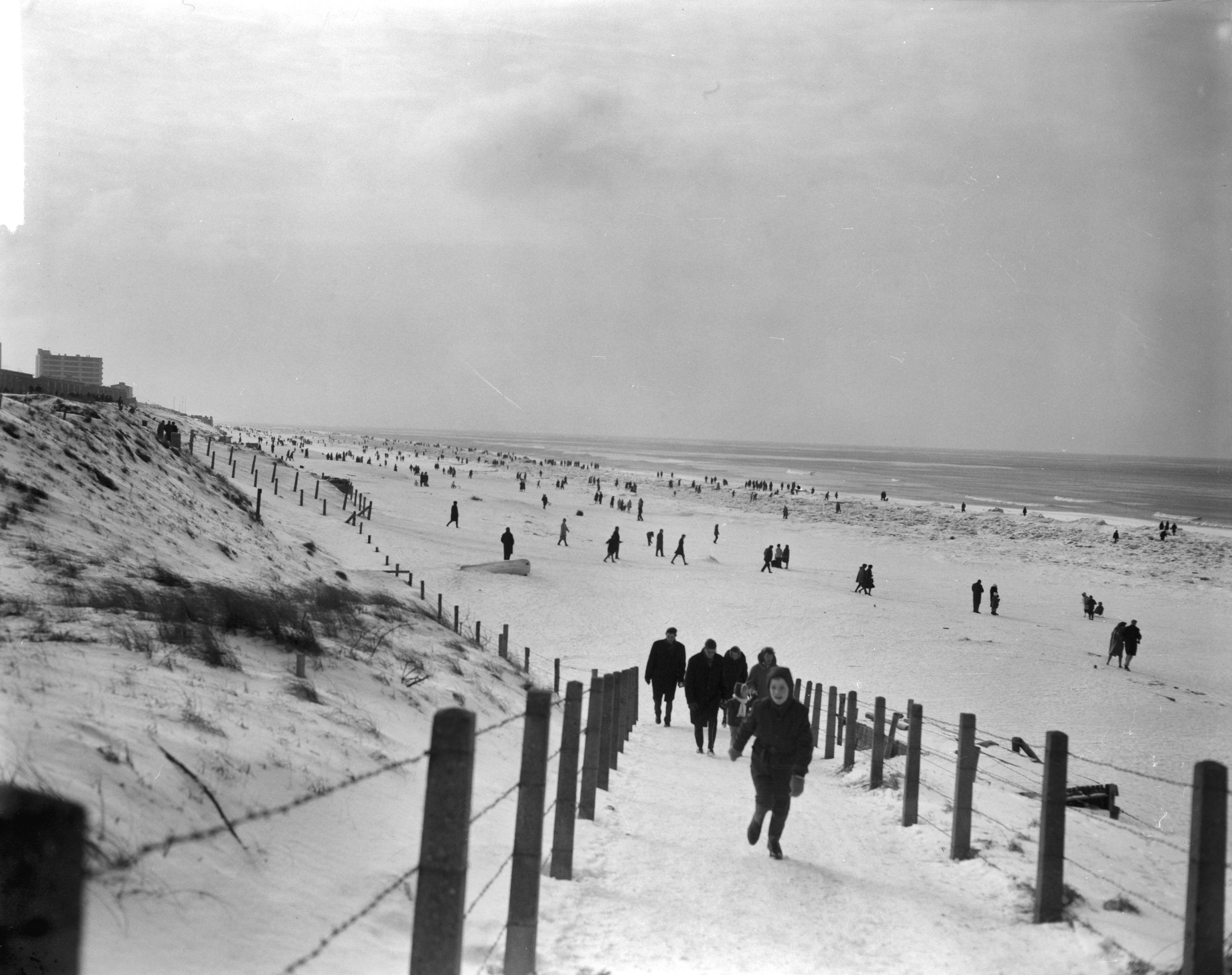 Fotocollectie Anefo — Strand van Zandvoort — Foto: Bilsen, Joop van / Anefo. Licentie: Set B: Rechtenvrij / Publiek Domein. Bron: Nationaal Archief. http://hdl.handle.net/10648/aa28854a-d0b4-102d-bcf8-003048976d84