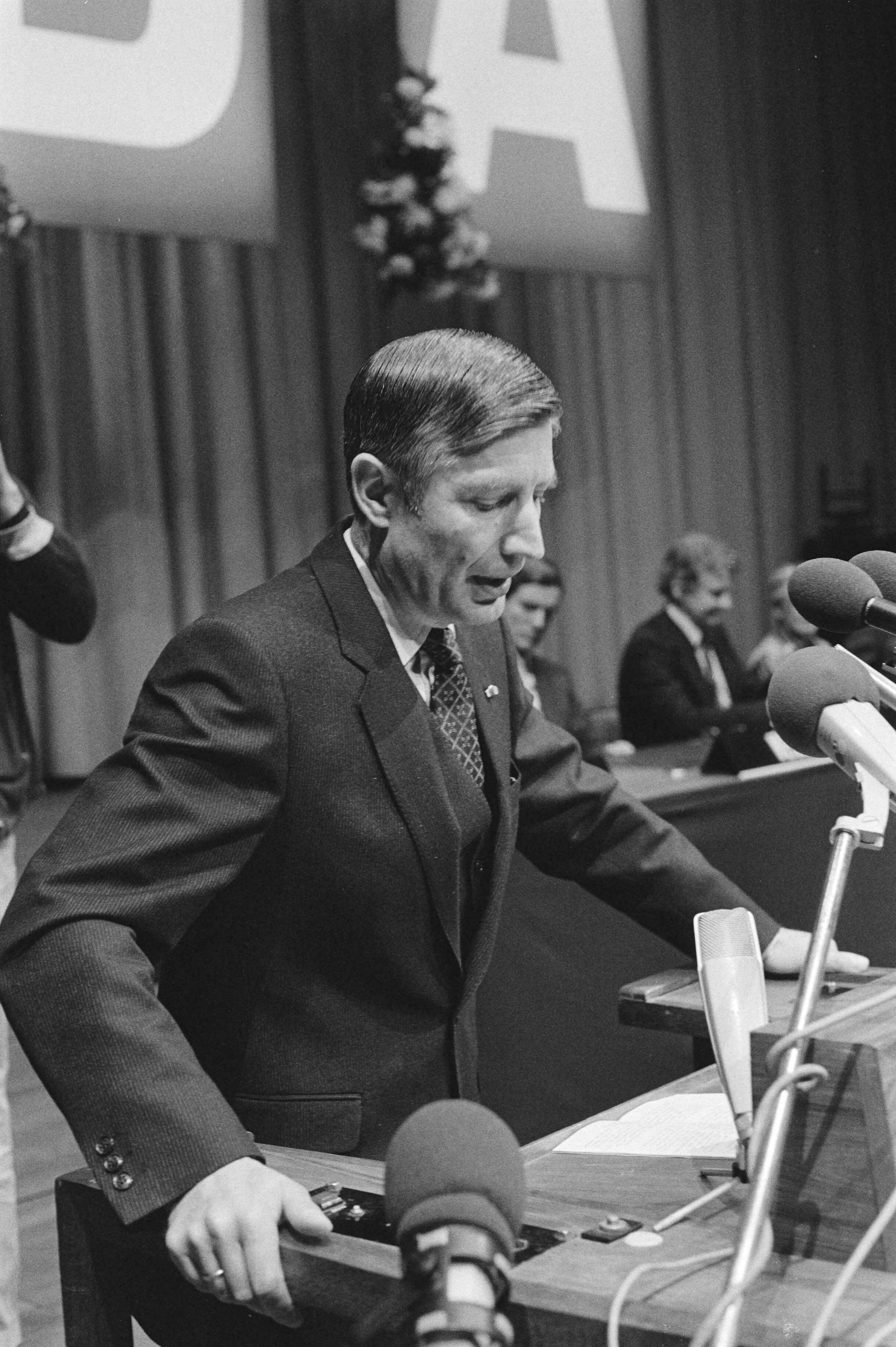 Fotocollectie Anefo — Fusie congres CDA in Den Haag , Van Agt aan het woord — Foto: Antonisse, Marcel / Anefo. Licentie: Set B: Rechtenvrij / Publiek Domein. Bron: Nationaal Archief. http://hdl.handle.net/10648/acea9b88-d0b4-102d-bcf8-003048976d84