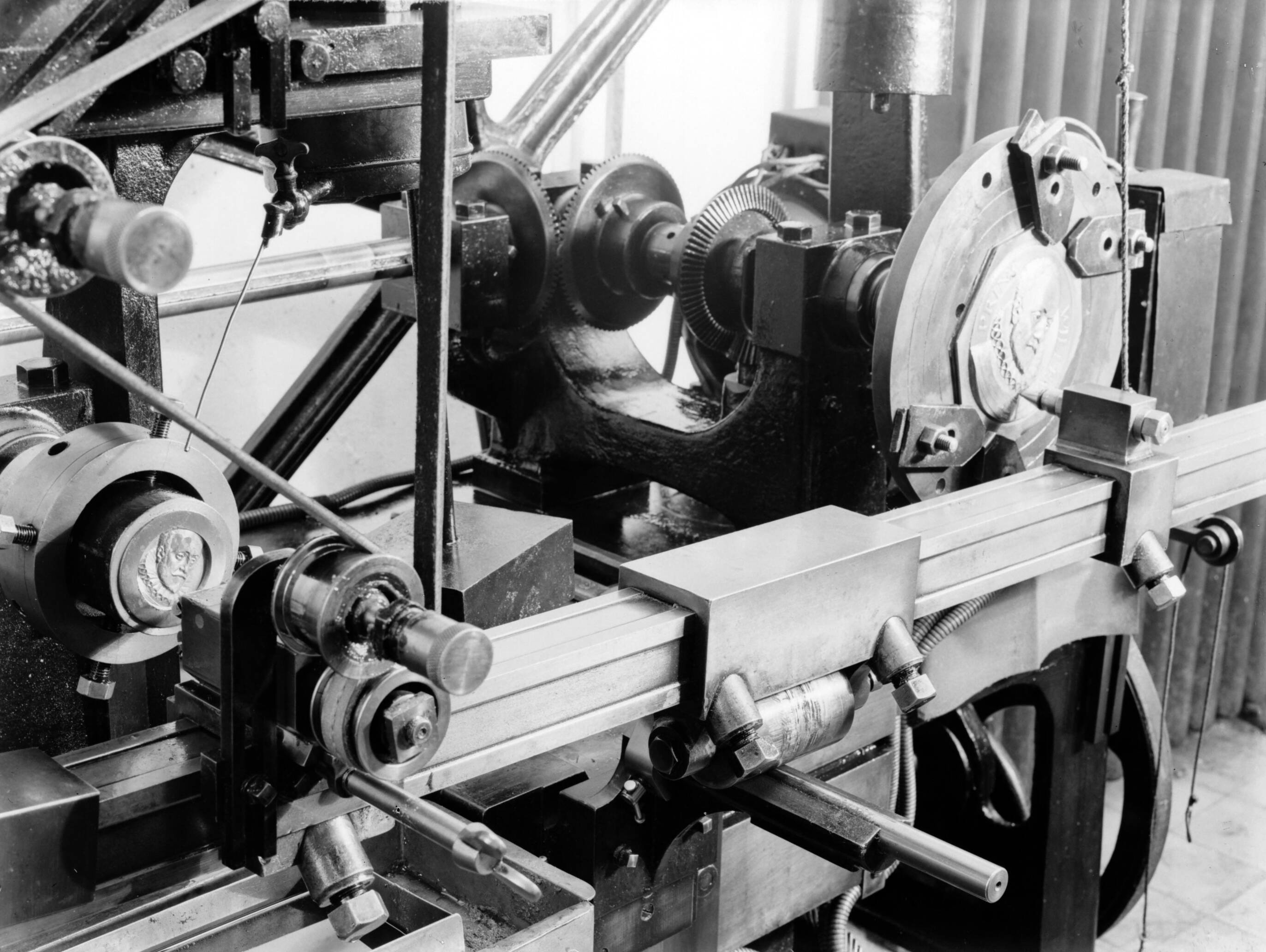 Productfoto's; zilverwerk — Machine voor metaalbewerking, vermoedelijk een reduceermachine bij de fa. Gerritsen & Van Kempen in Zeist — Foto: Poll, Willem van de. Licentie: Set B: Rechtenvrij / Publiek Domein. Bron: Nationaal Archief. http://hdl.handle.net/10648/ae9e40ec-d0b4-102d-bcf8-003048976d84