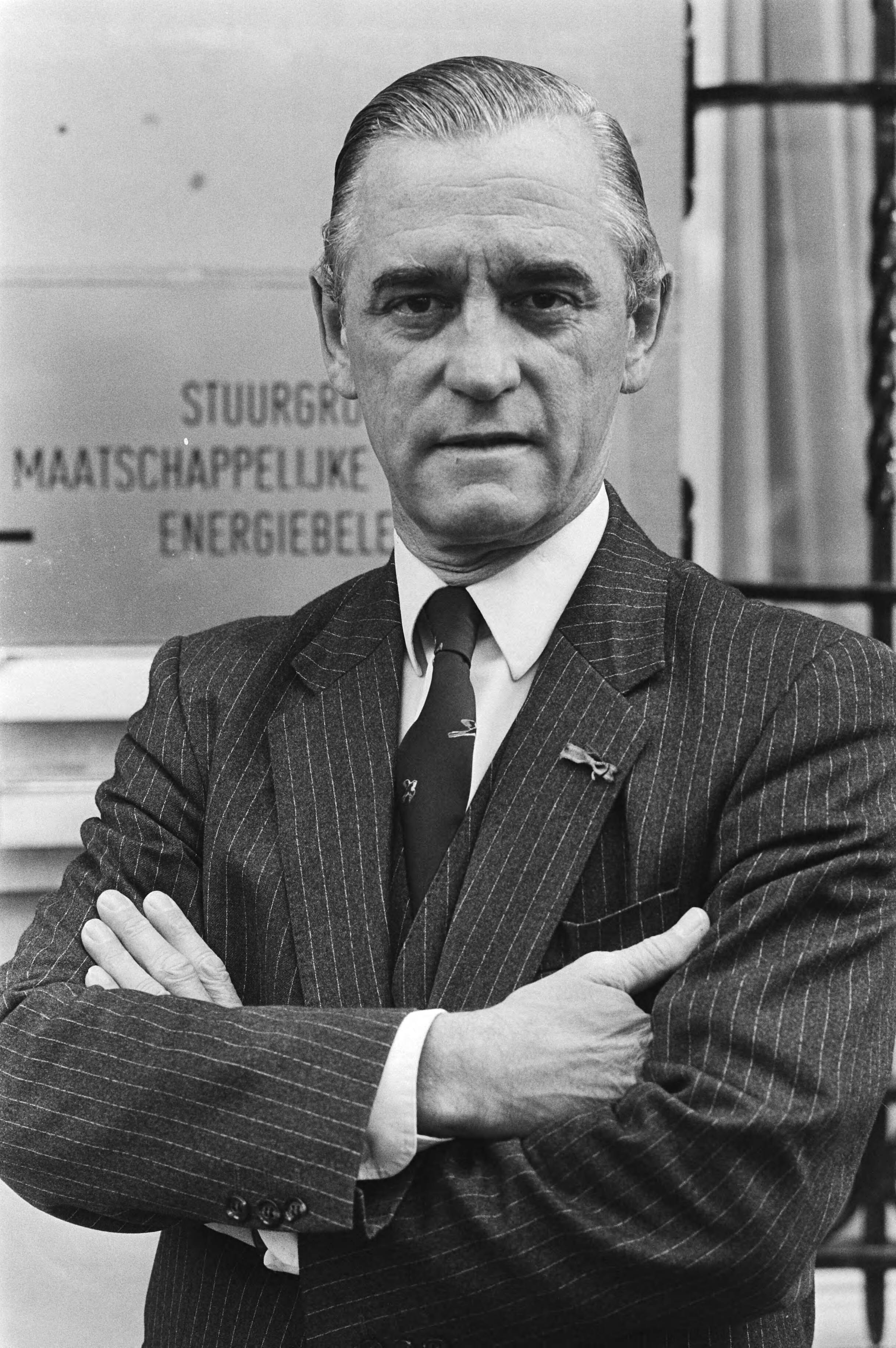 Jhr. mr. M.L. de Brauw, voorzitter van de Stuurgroep Maatschappelijke Discussie Energiebeleid, voor zijn kantoor in Den Haag — Portret — Foto: Croes, Rob C. / Anefo. Licentie: Set B: Rechtenvrij / Publiek Domein. Bron: Nationaal Archief. http://hdl.handle.net/10648/ad04744a-d0b4-102d-bcf8-003048976d84