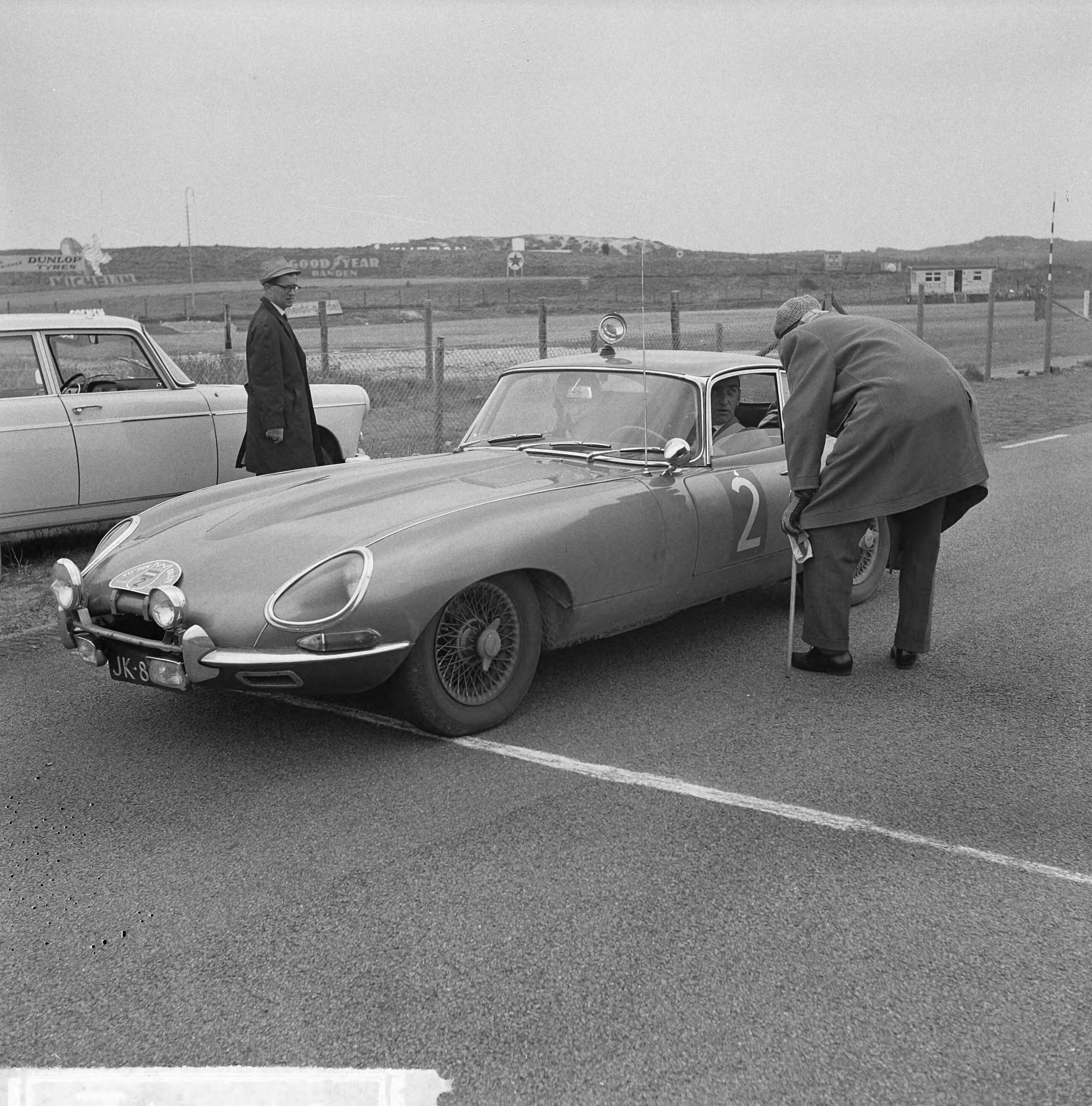 Tulpenrallye 1963 — Tulpenrallye 1963. Drs. H.L. Steunenbrink en K.S. Barendregt (Nederland) in een Jaguar E-type — Foto: Nijs, Jac. de / Anefo. Licentie: Set B: Rechtenvrij / Publiek Domein. Bron: Nationaal Archief. http://hdl.handle.net/10648/aa33dc60-d0b4-102d-bcf8-003048976d84