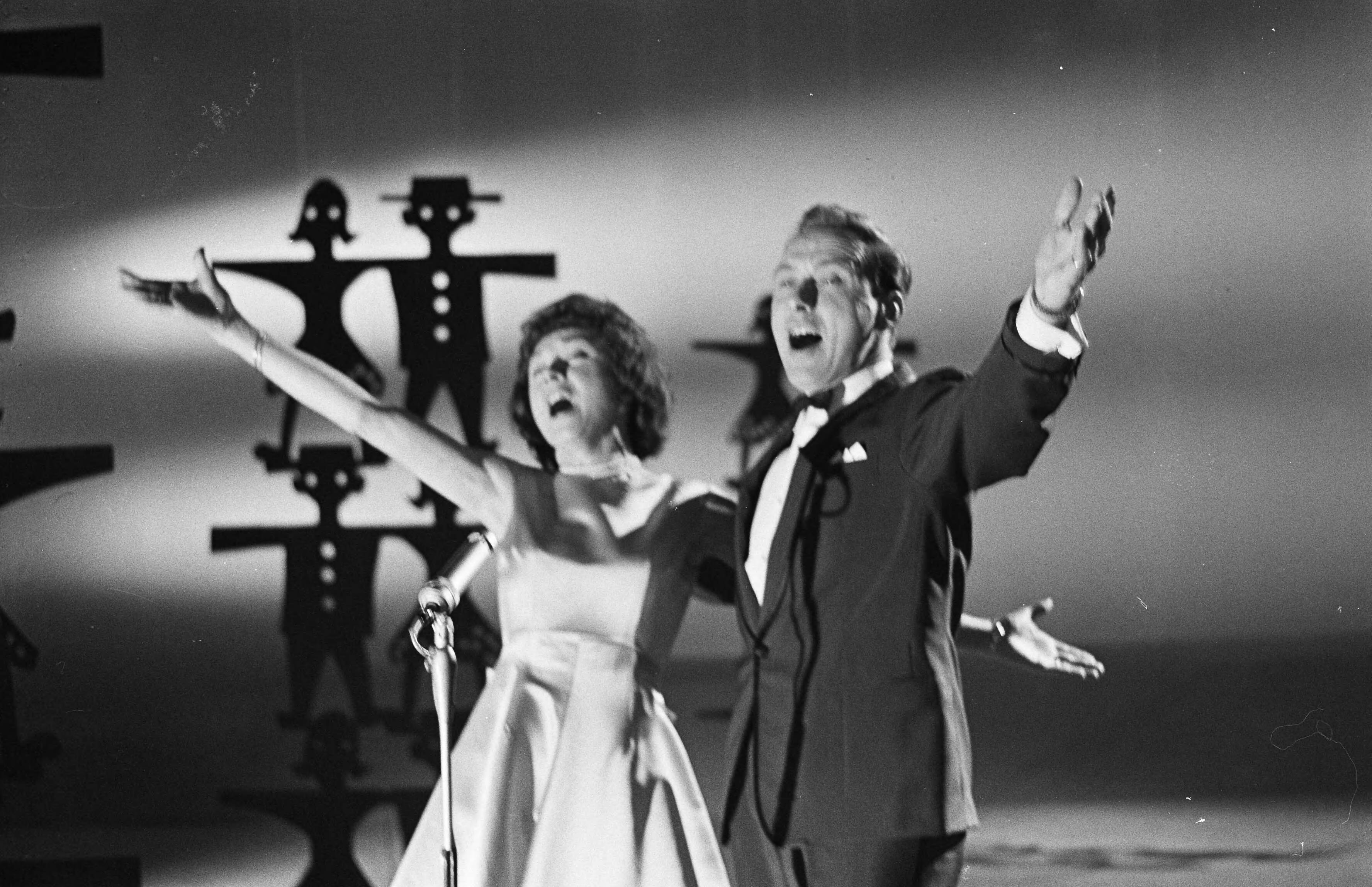 Fotocollectie Anefo — Televisieprogramma "Music Hall" in Treslong. Pearl Carr en Teddy Johnson — Foto: Bilsen, Joop van / Anefo. Licentie: Set B: Rechtenvrij / Publiek Domein. Bron: Nationaal Archief. http://hdl.handle.net/10648/aa22402c-d0b4-102d-bcf8-003048976d84