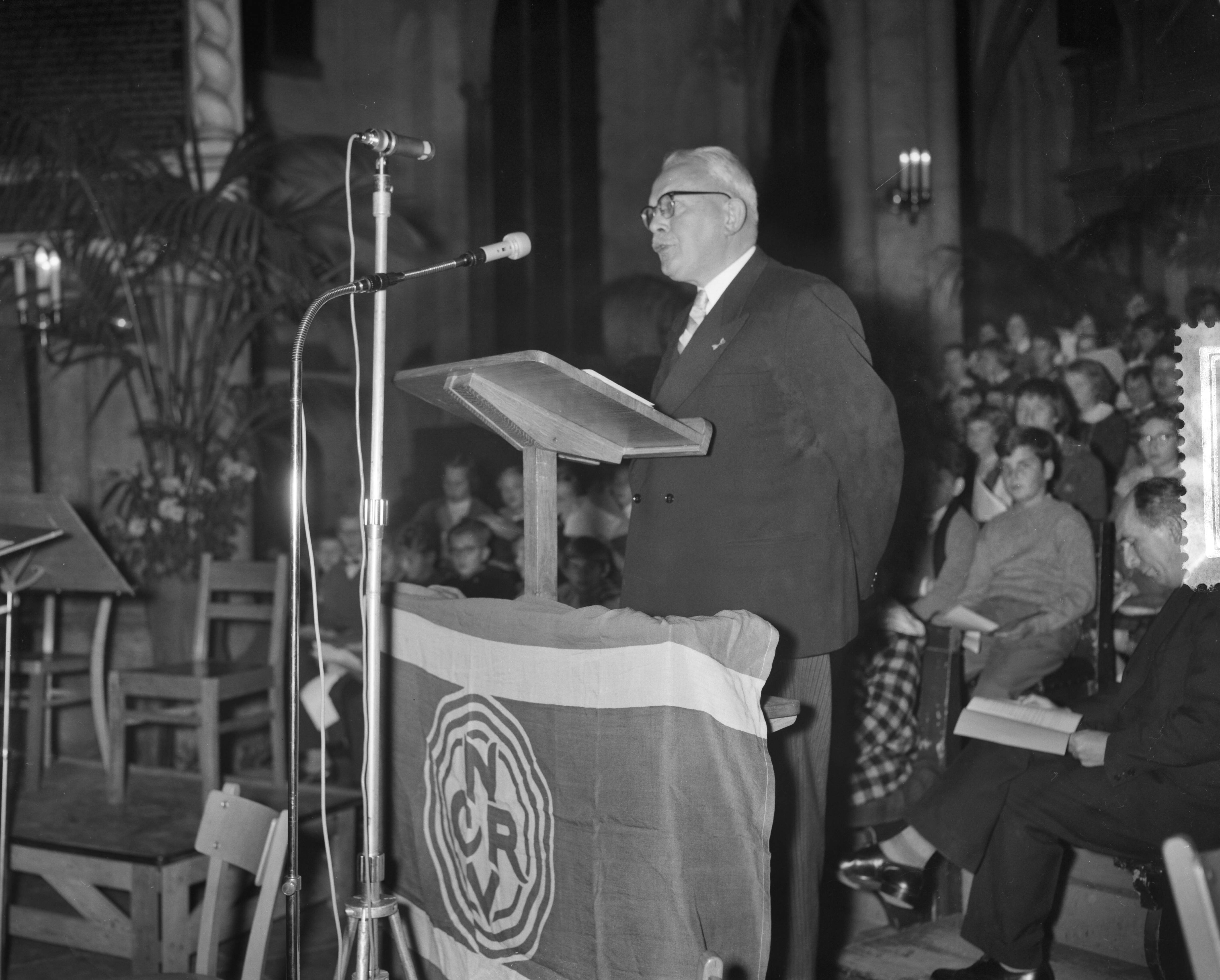 Fotocollectie Anefo — Herdenking van het 35-jarig bestaan van de NCRV in de Buurtkerk te Utrecht. Herdenkingsrede door de voorzitter mr. A.B. Roosjen — Foto: Bilsen, Joop van / Anefo. Licentie: Set B: Rechtenvrij / Publiek Domein. Bron: Nationaal Archief. http://hdl.handle.net/10648/a9a23a80-d0b4-102d-bcf8-003048976d84