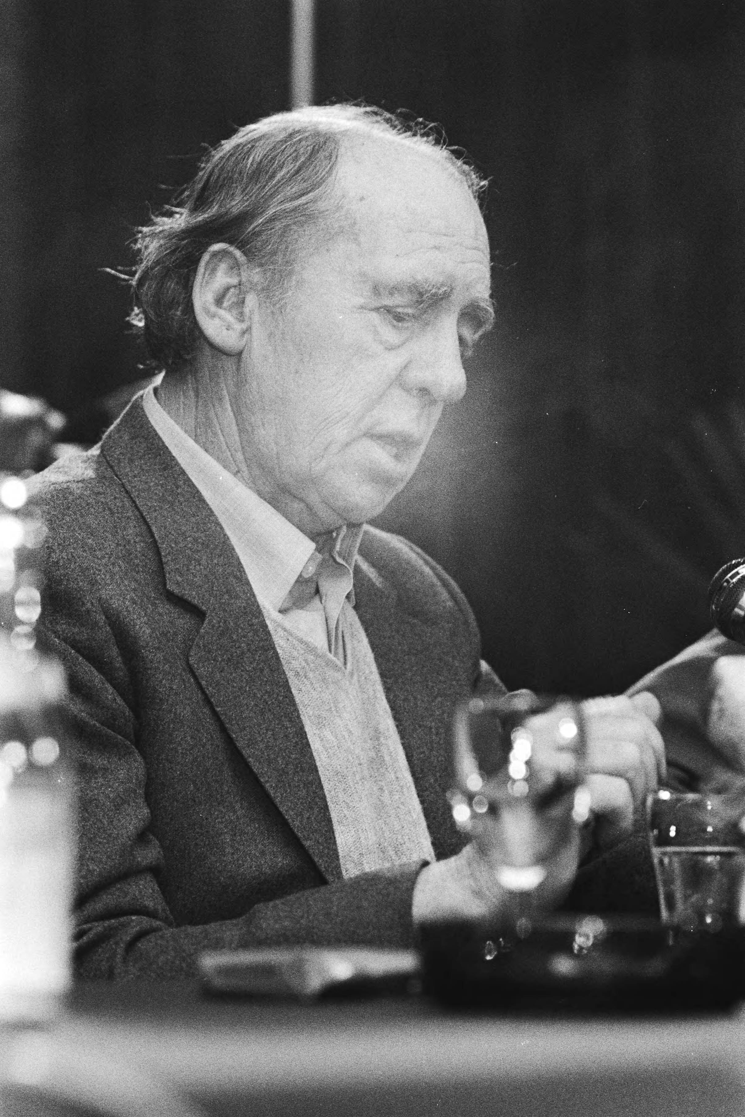 Duitse schrijver Heinrich Böll geeft een persconferentie in Heerlen — Heinrich Böll leest voor — Foto: Antonisse, Marcel / Anefo. Licentie: Set B: Rechtenvrij / Publiek Domein. Bron: Nationaal Archief. http://hdl.handle.net/10648/ad278e94-d0b4-102d-bcf8-003048976d84