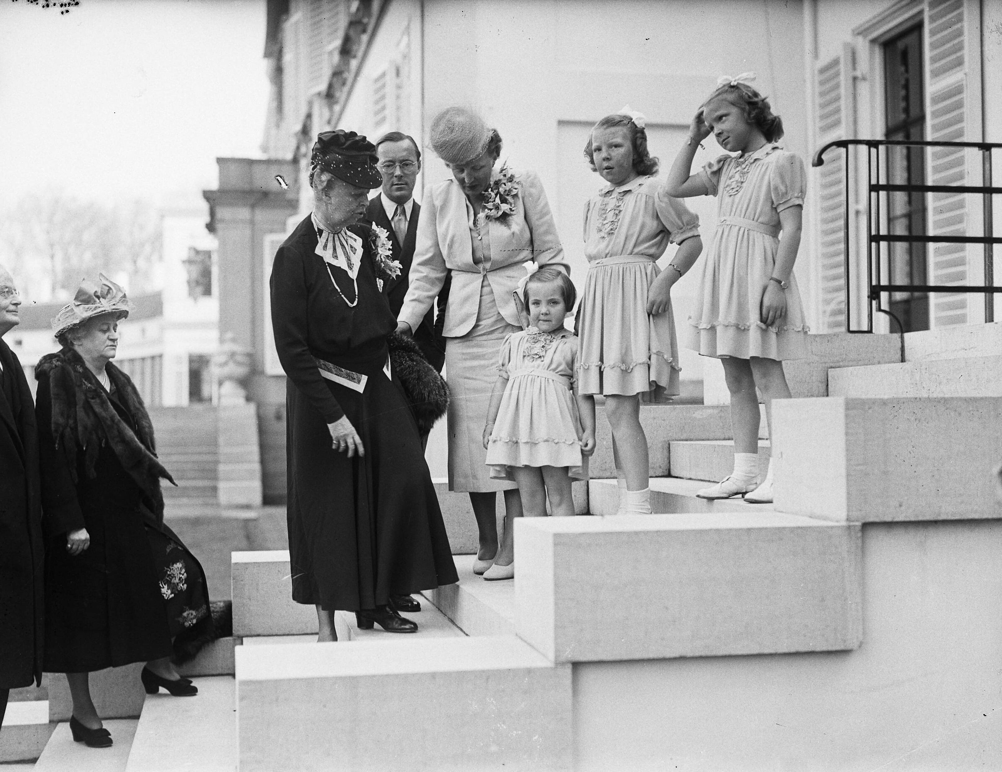 Fotocollectie Anefo — Mevrouw Roosevelt op Paleis Soestdijk — Foto: Noske, J.D. / Anefo. Licentie: Set B: Rechtenvrij / Publiek Domein. Bron: Nationaal Archief. http://hdl.handle.net/10648/a8b56494-d0b4-102d-bcf8-003048976d84