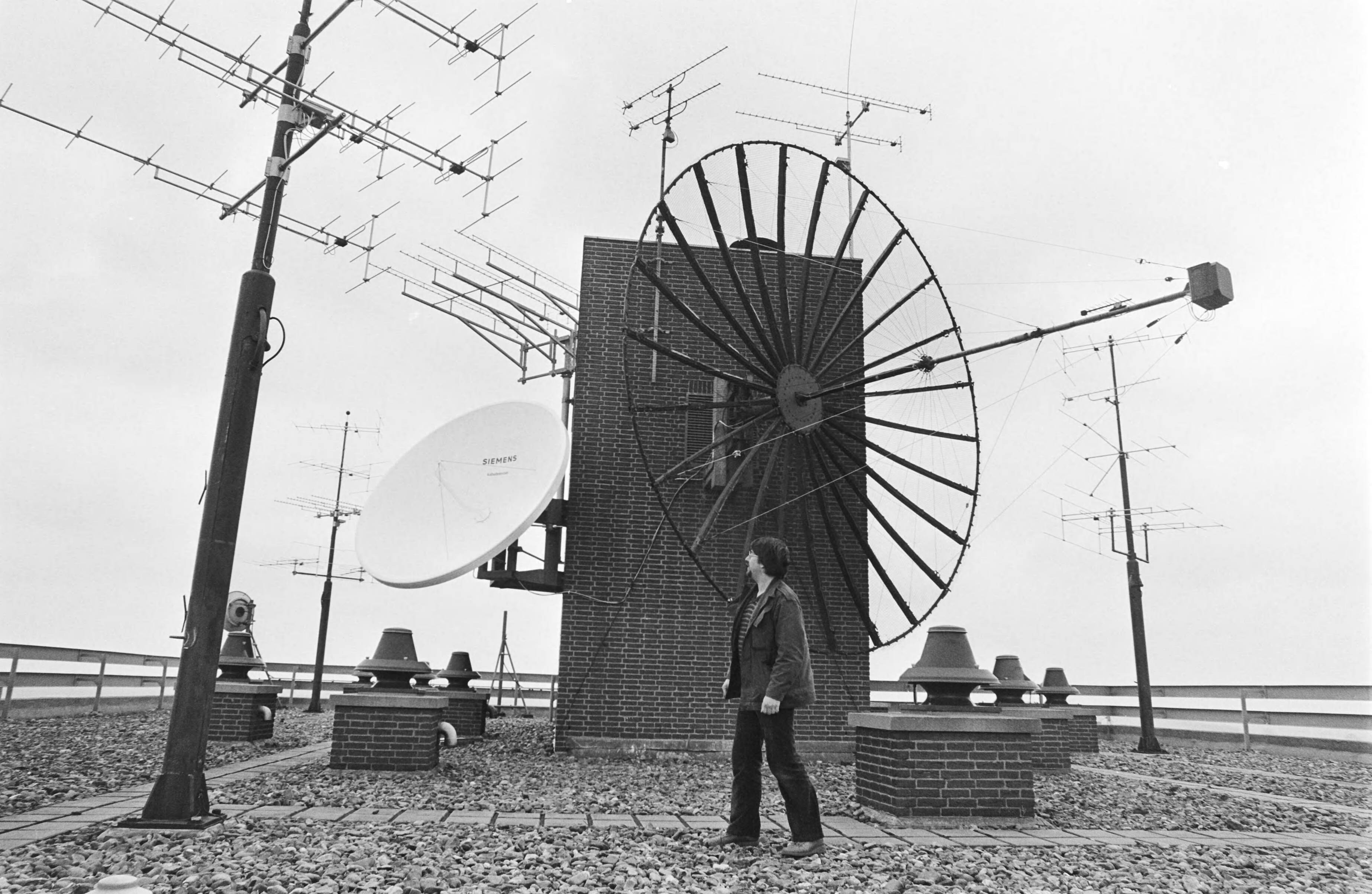 Fotocollectie Anefo — Siemens Nederland heeft kabelsysteem ontwikkeld waarmee 30 kanalen door een kabel kunnen worden doorgestuurd — Foto: Dijk, Hans van / Anefo. Licentie: Set B: Rechtenvrij / Publiek Domein. Bron: Nationaal Archief. http://hdl.handle.net/10648/acf77e02-d0b4-102d-bcf8-003048976d84