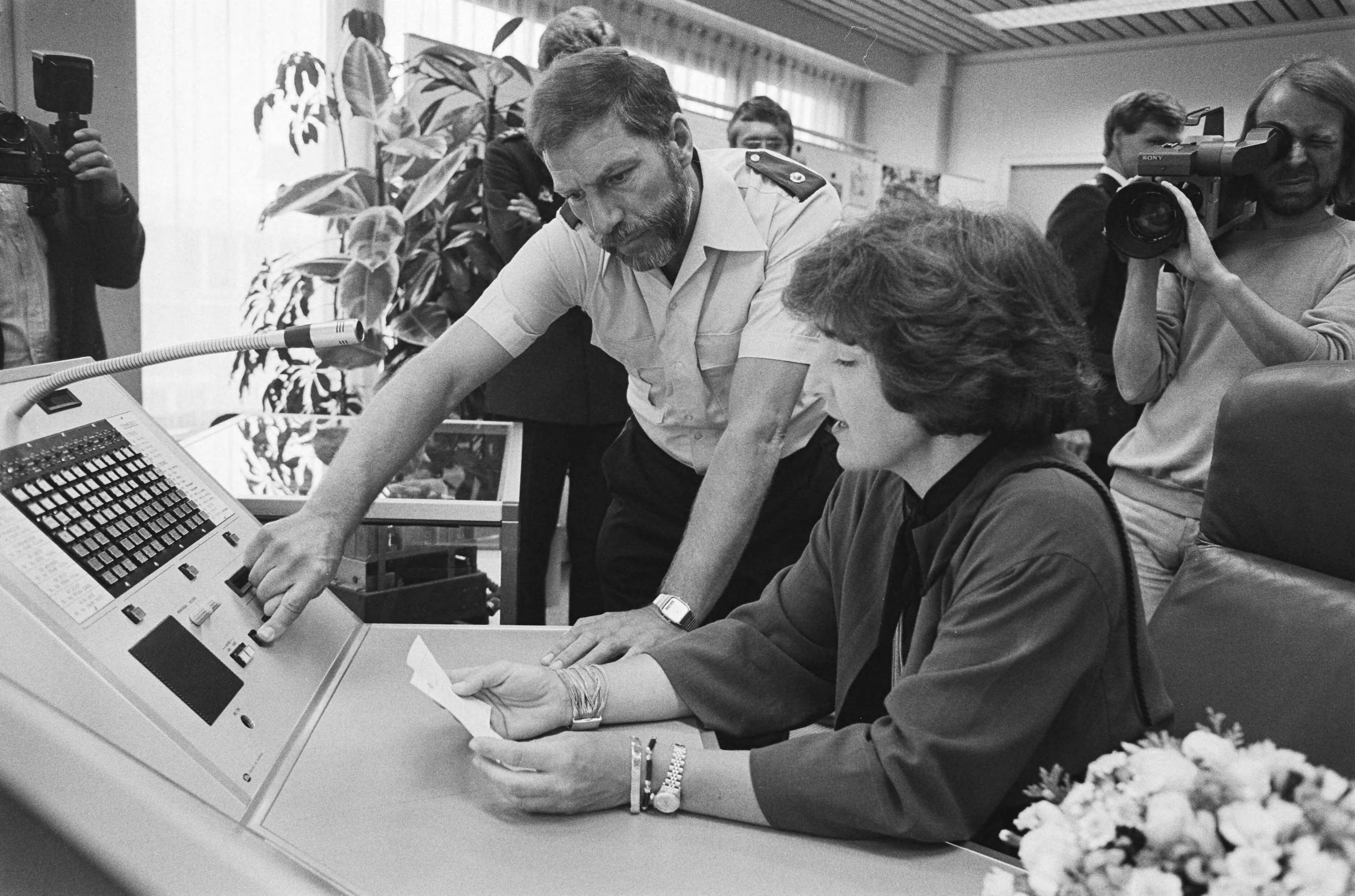 Fotocollectie Anefo — Prinses Margriet opent nieuw hoofdbureau van politie in Utrecht; Prinses Margriet spreekt boodschap uit vanuit meldkamer — Foto: Croes, Rob C. / Anefo. Licentie: Set B: Rechtenvrij / Publiek Domein. Bron: Nationaal Archief. http://hdl.handle.net/10648/ad4755e4-d0b4-102d-bcf8-003048976d84