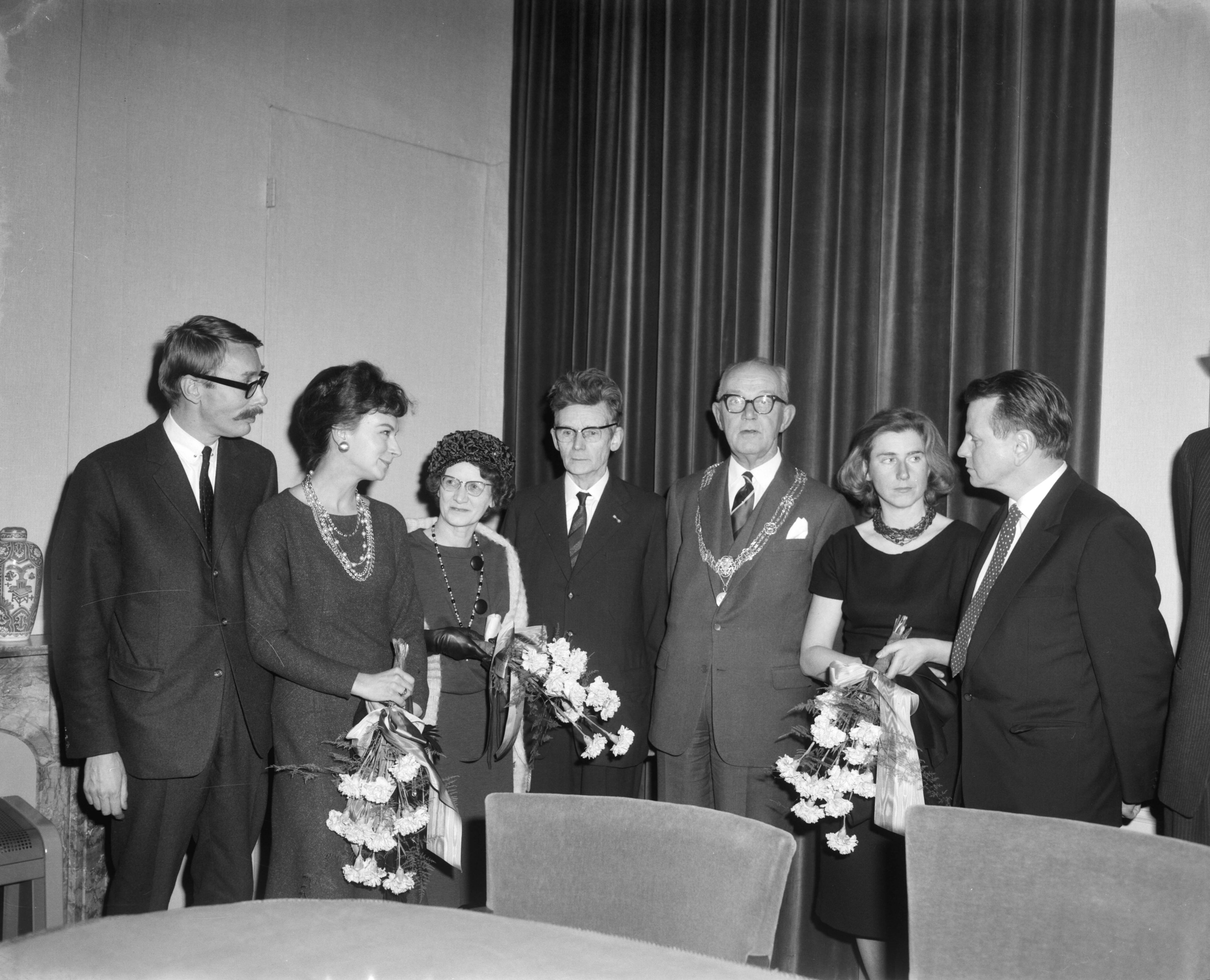 Fotocollectie Anefo — Prijsuitreiking Jan Campertprijs in Den Haag , v.l.n.r G. Kouwenaar en vrouw, H. de Vries en vrouw, burgemeester Kolfschoten en J.W. Holsbergen en vrouw — Foto: Koch, Eric / Anefo. Licentie: Set B: Rechtenvrij / Publiek Domein. Bron: Nationaal Archief. http://hdl.handle.net/10648/aa231e98-d0b4-102d-bcf8-003048976d84