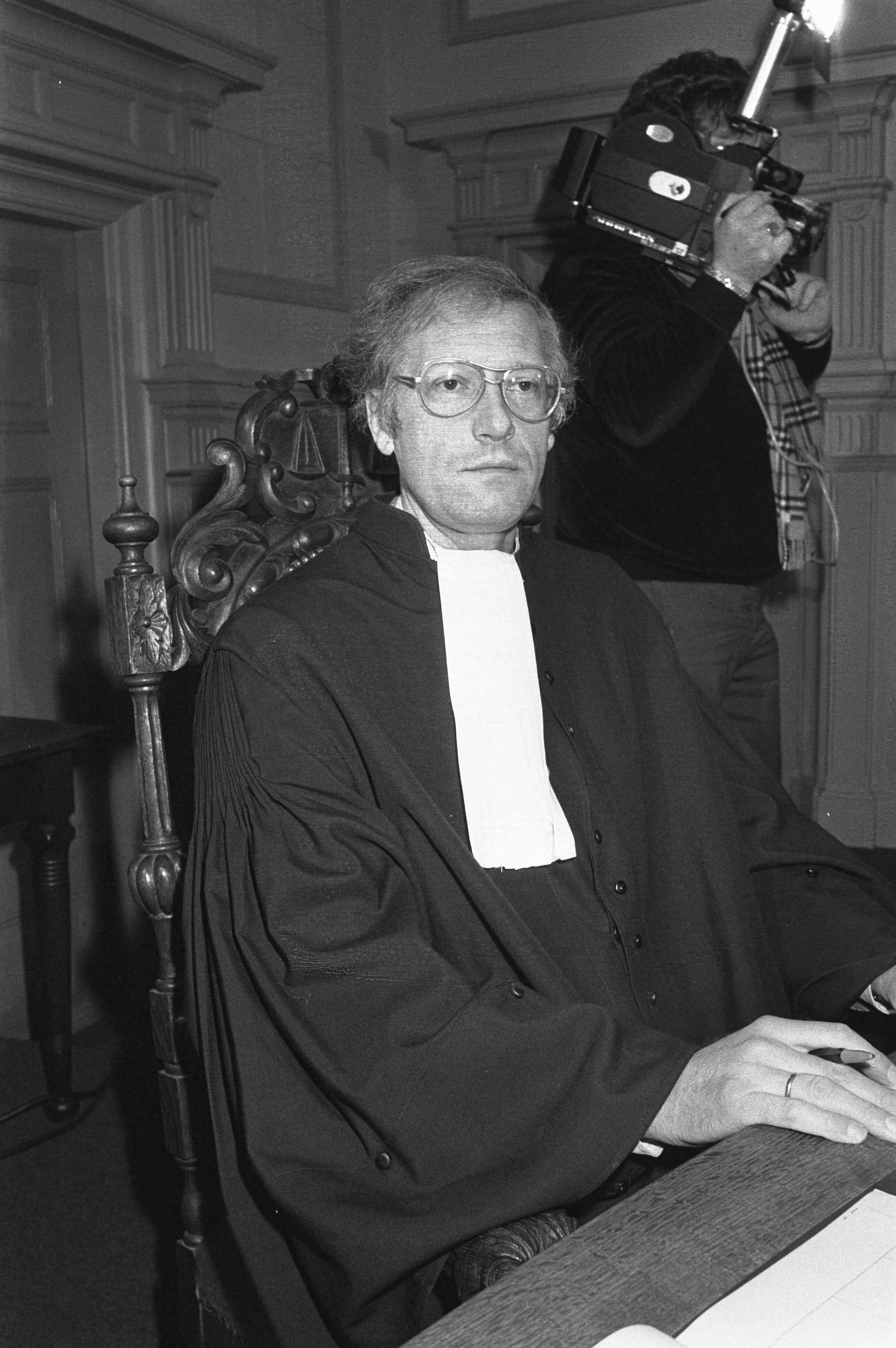 Proces tegen het afvalverwerkingsbedrijf Uniser voor de Rechtbank in Breda begonnen — Officier van Justitie mr. W. Koops — Foto: Antonisse, Marcel / Anefo. Licentie: Set B: Rechtenvrij / Publiek Domein. Bron: Nationaal Archief. http://hdl.handle.net/10648/ad09e27c-d0b4-102d-bcf8-003048976d84