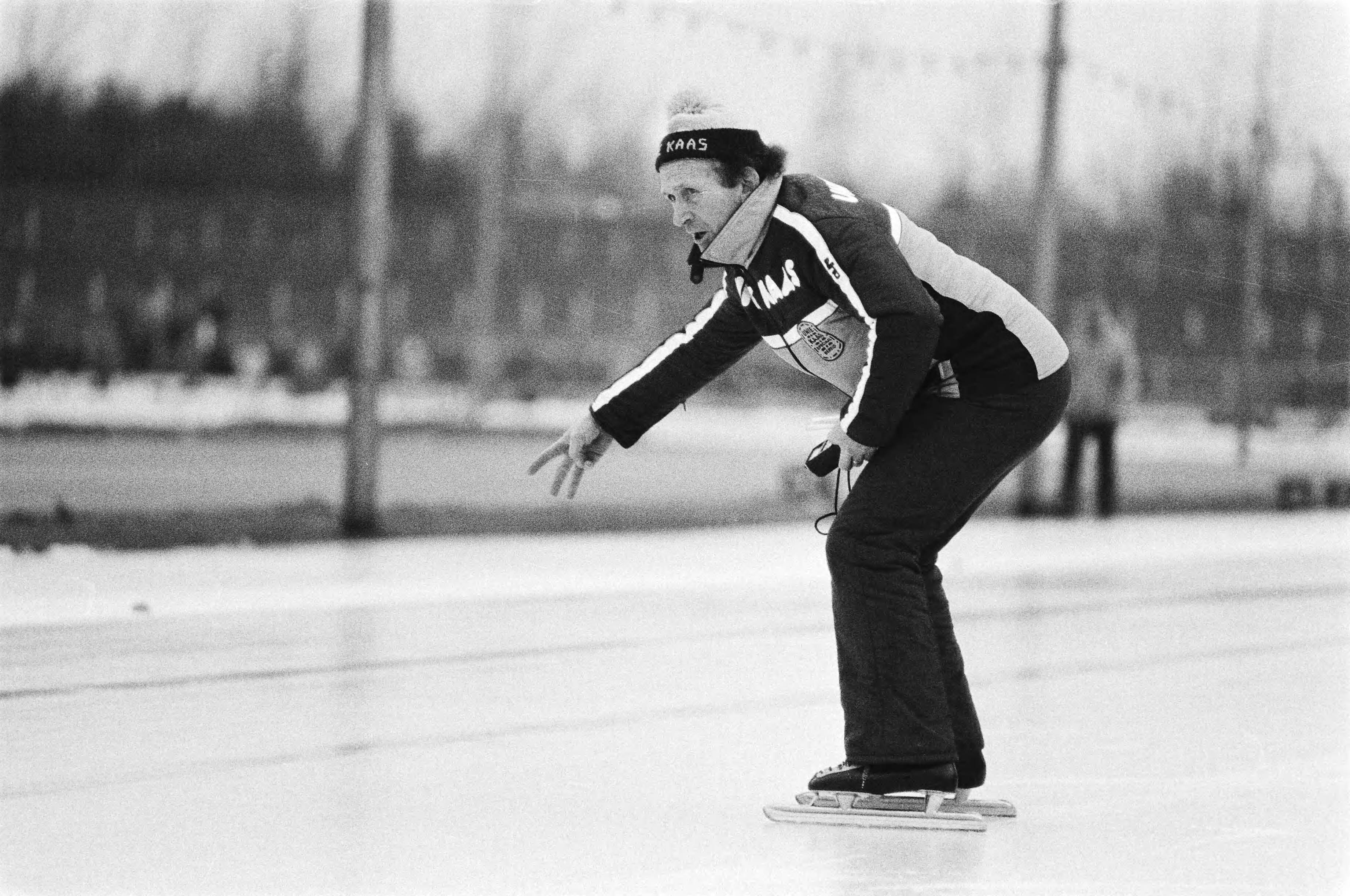 Fotocollectie Anefo — Nederlandse kampioenschappen schaatsen heren allround in Den Haag. Coach Egbert van 't Oever in actie. — Foto: Suyk, Koen / Anefo. Licentie: Set B: Rechtenvrij / Publiek Domein. Bron: Nationaal Archief. http://hdl.handle.net/10648/acd79d08-d0b4-102d-bcf8-003048976d84