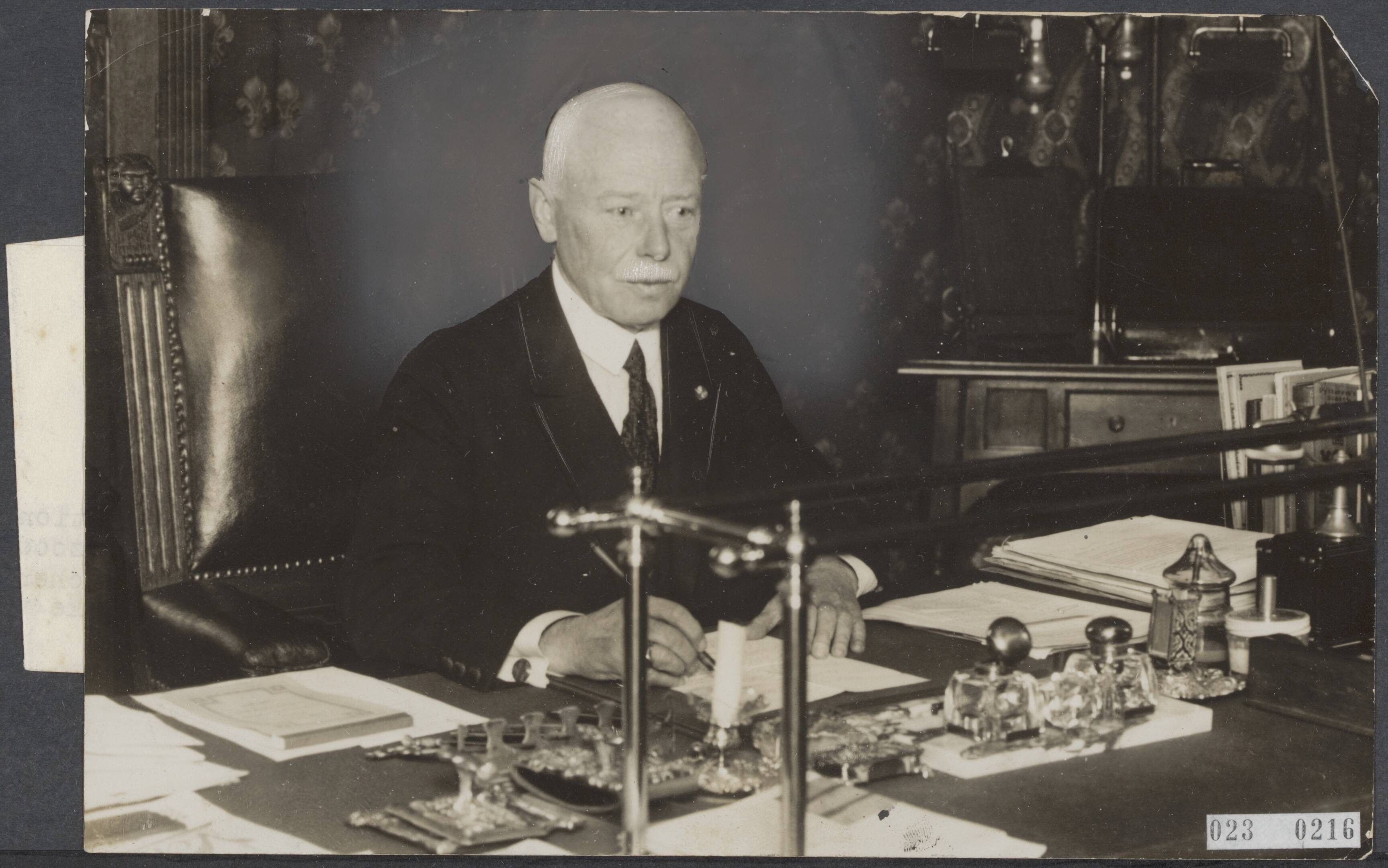 Fotocollectie Elsevier Binnenland — Dr. D. Knuttel, directeur van het Rijkslandbouwproefstation te Maastricht viert zijn 25 jarig jubileum. Hij zal door de Zuid-Limburgse Zuivelbond, waarvan hij ook 25 jaar lid is, gehuldigd worden — Foto: Fotopersbureau "Holland". Licentie: Set B: Rechtenvrij / Publiek Domein. Bron: Nationaal Archief. http://hdl.handle.net/10648/add422da-d0b4-102d-bcf8-003048976d84