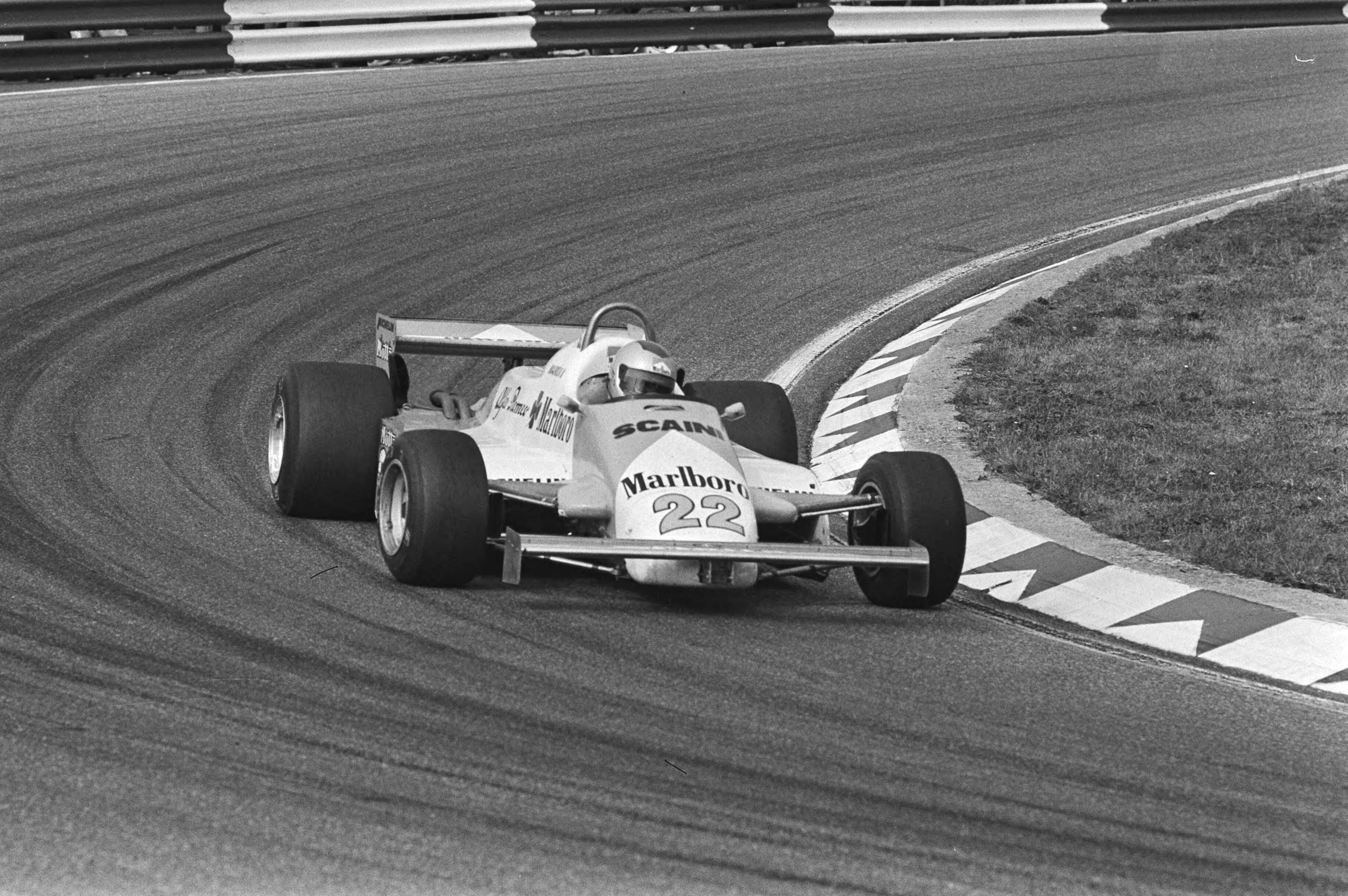 Grand Prix Zandvoort, Grote Prijs van Nederland — De Amerikaanse autocoureur Mario Andretti in aktie in zijn Alfa Romeo Grand Prix Formule 1 auto tijdens de Grand Prix Formule 1 van Nederland op Zandvoort — Foto: Dijk, Hans van / Anefo. Licentie: Set B: Rechtenvrij / Publiek Domein. Bron: Nationaal Archief. http://hdl.handle.net/10648/ad028338-d0b4-102d-bcf8-003048976d84