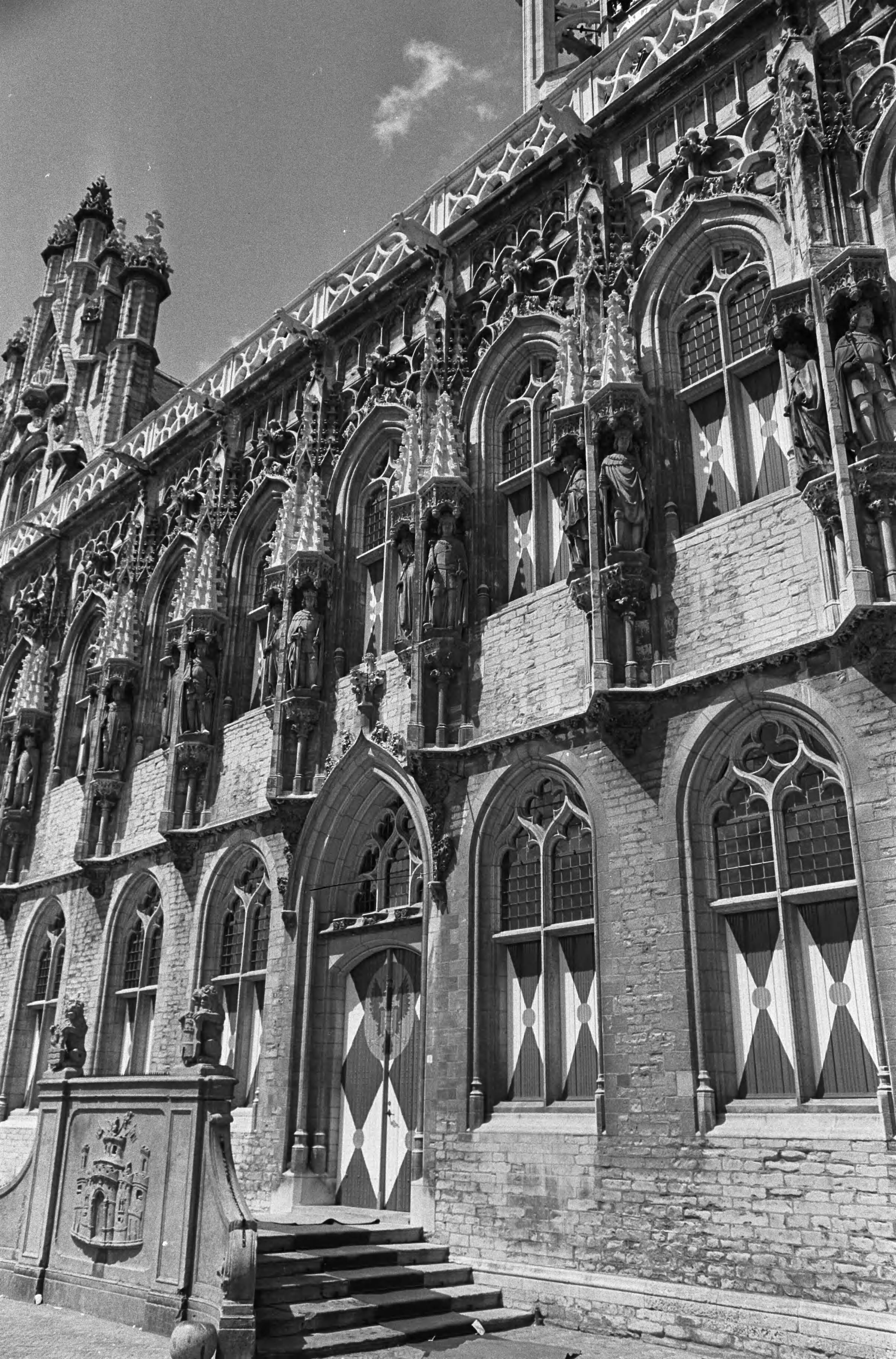 Viering van het 750-jarig bestaan van de stad Middelburg — Stadhuis van Middelburg — Foto: Fotograaf Onbekend / Anefo. Licentie: Set B: Rechtenvrij / Publiek Domein. Bron: Nationaal Archief. http://hdl.handle.net/10648/ab1ba5b8-d0b4-102d-bcf8-003048976d84