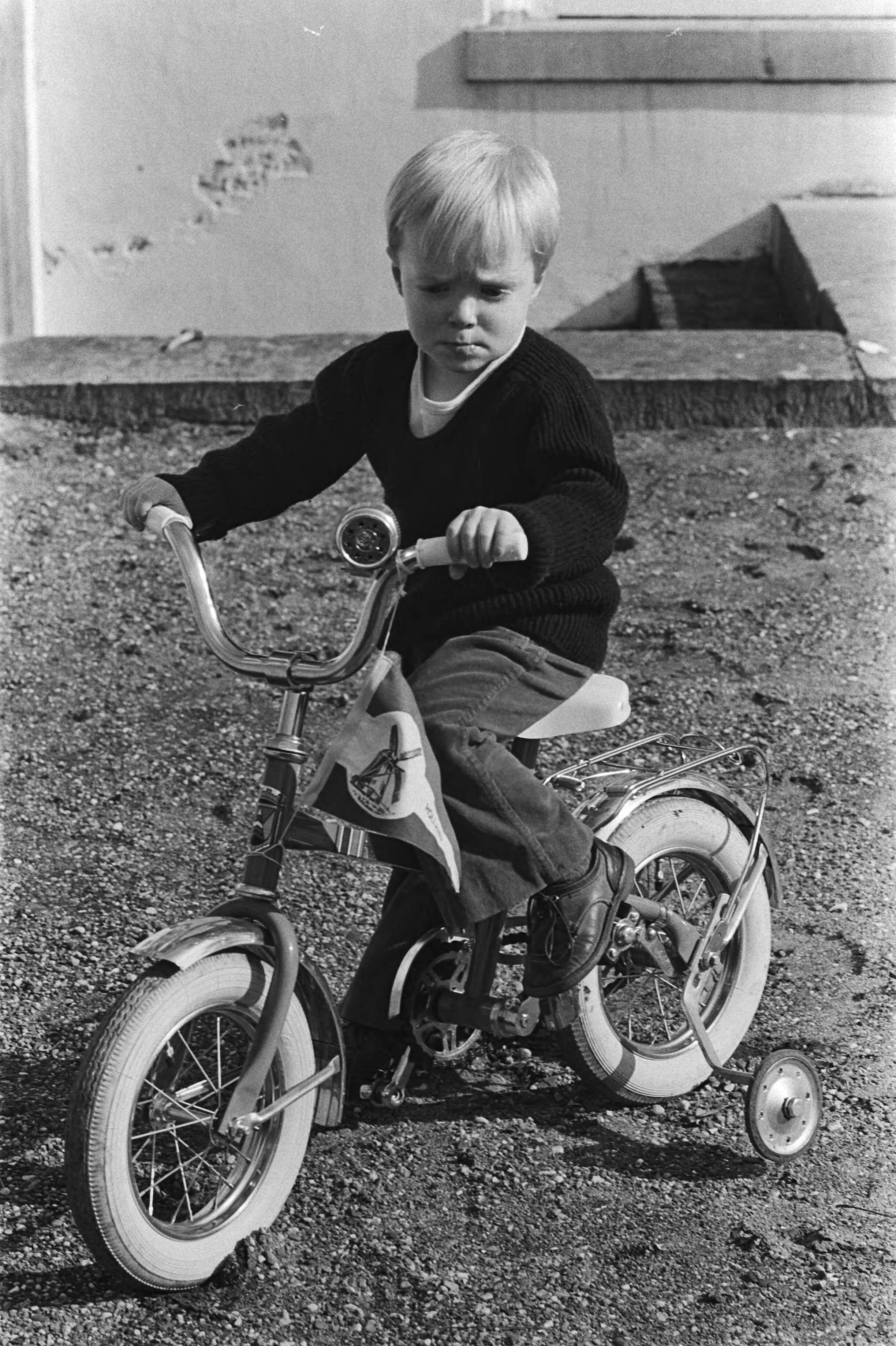 Prinses Irene, Carlos Hugo en de tweeling op paleis Soestdijk — Carlos Xavier Bernardo op zijn kinderfiets — Foto: Herschel, Jaap / Anefo. Licentie: Set B: Rechtenvrij / Publiek Domein. Bron: Nationaal Archief. http://hdl.handle.net/10648/ac96bae0-d0b4-102d-bcf8-003048976d84