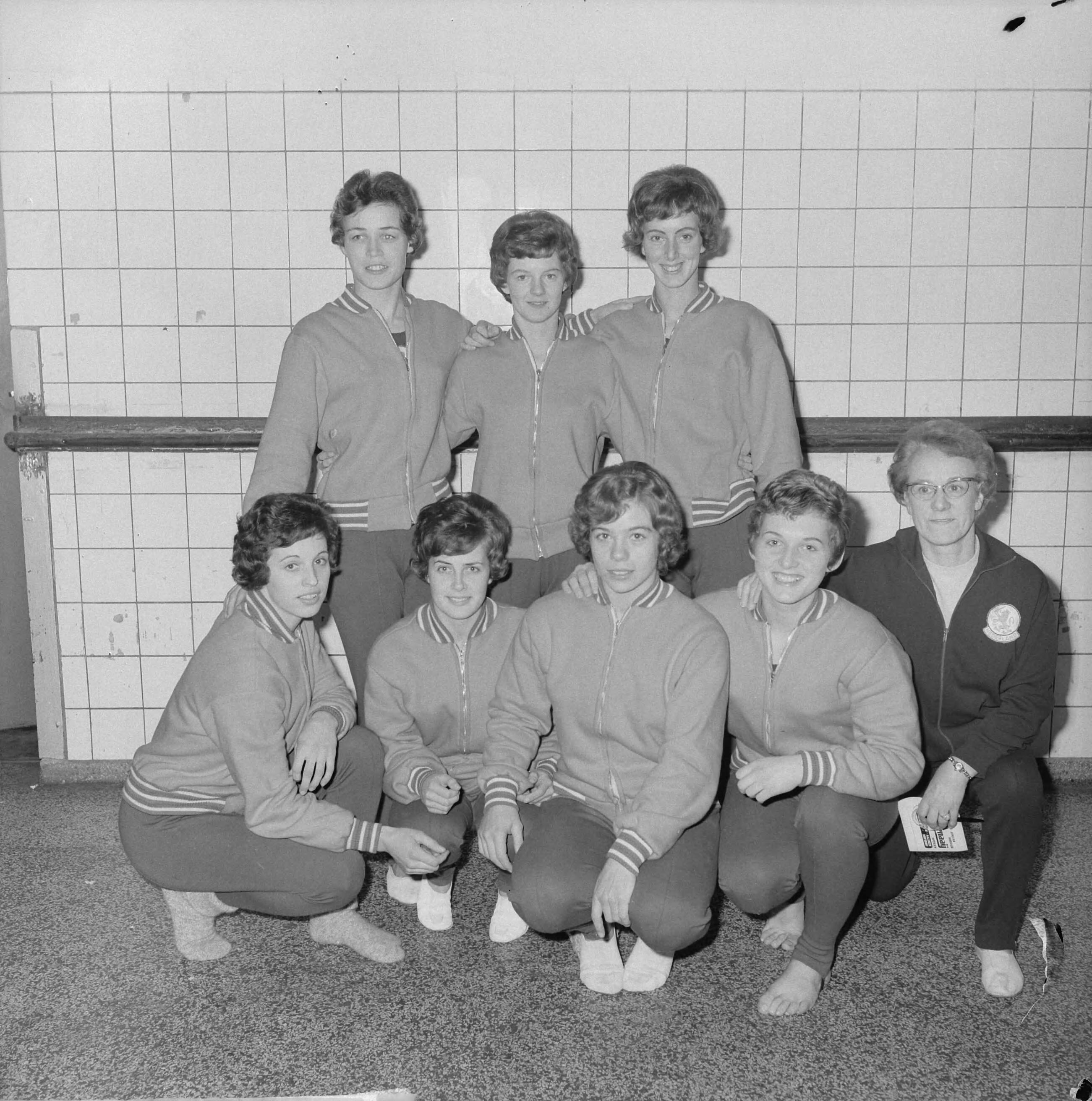 Fotocollectie Anefo — Turninterland Nederland-West-Duitsland in de Centrale Veilinghal te Aalsmeer. De Nederlandse damesturnploeg — Foto: Nijs, Jac. de / Anefo. Licentie: Set B: Rechtenvrij / Publiek Domein. Bron: Nationaal Archief. http://hdl.handle.net/10648/aa2007d0-d0b4-102d-bcf8-003048976d84
