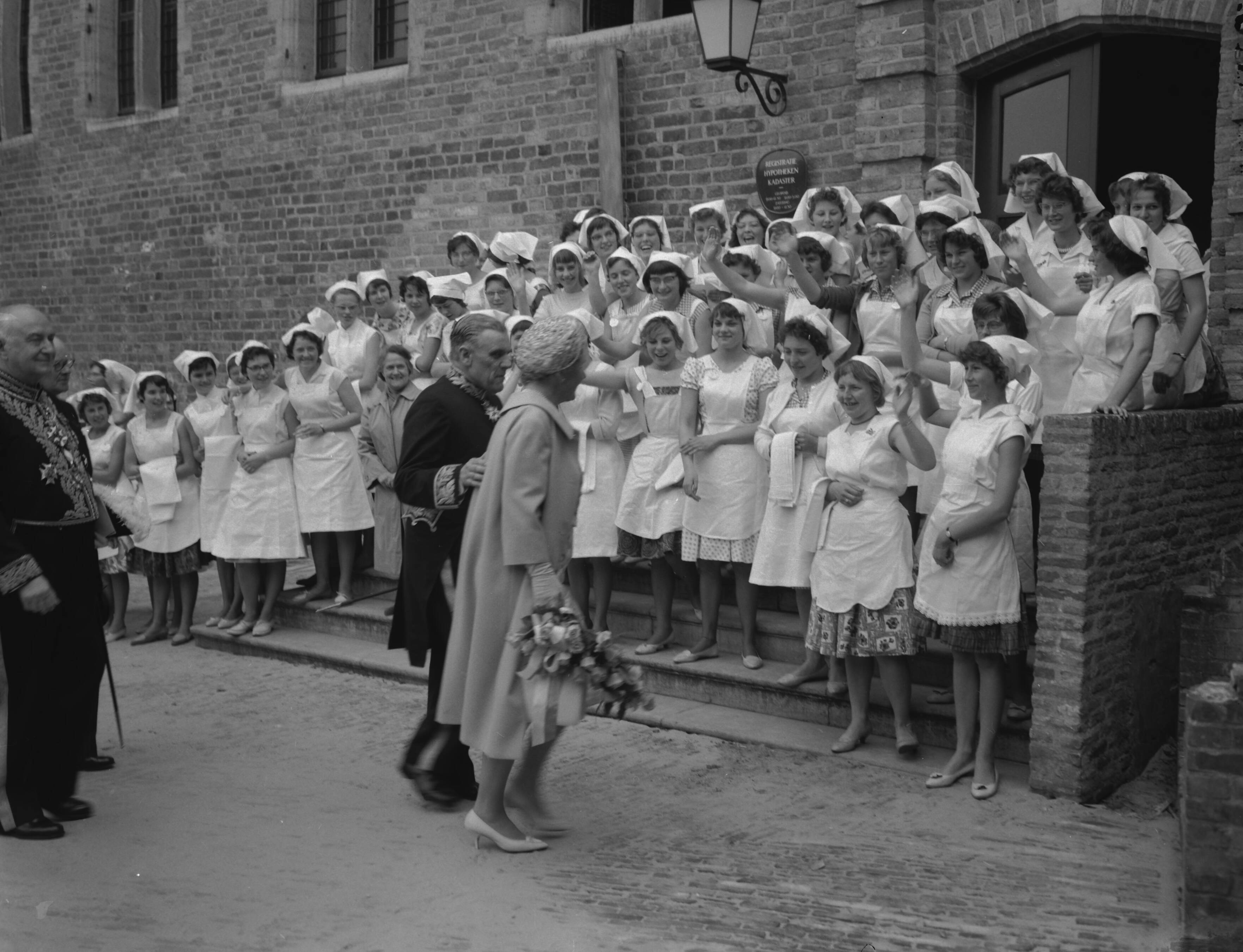 Bezoek van koningin Juliana aan Middelburg en Katseveer (1960) — Koningin Juliana bezoekt Middelburg — Foto: Rossem, Wim van / Anefo. Licentie: Set B: Rechtenvrij / Publiek Domein. Bron: Nationaal Archief. http://hdl.handle.net/10648/a9aeee38-d0b4-102d-bcf8-003048976d84