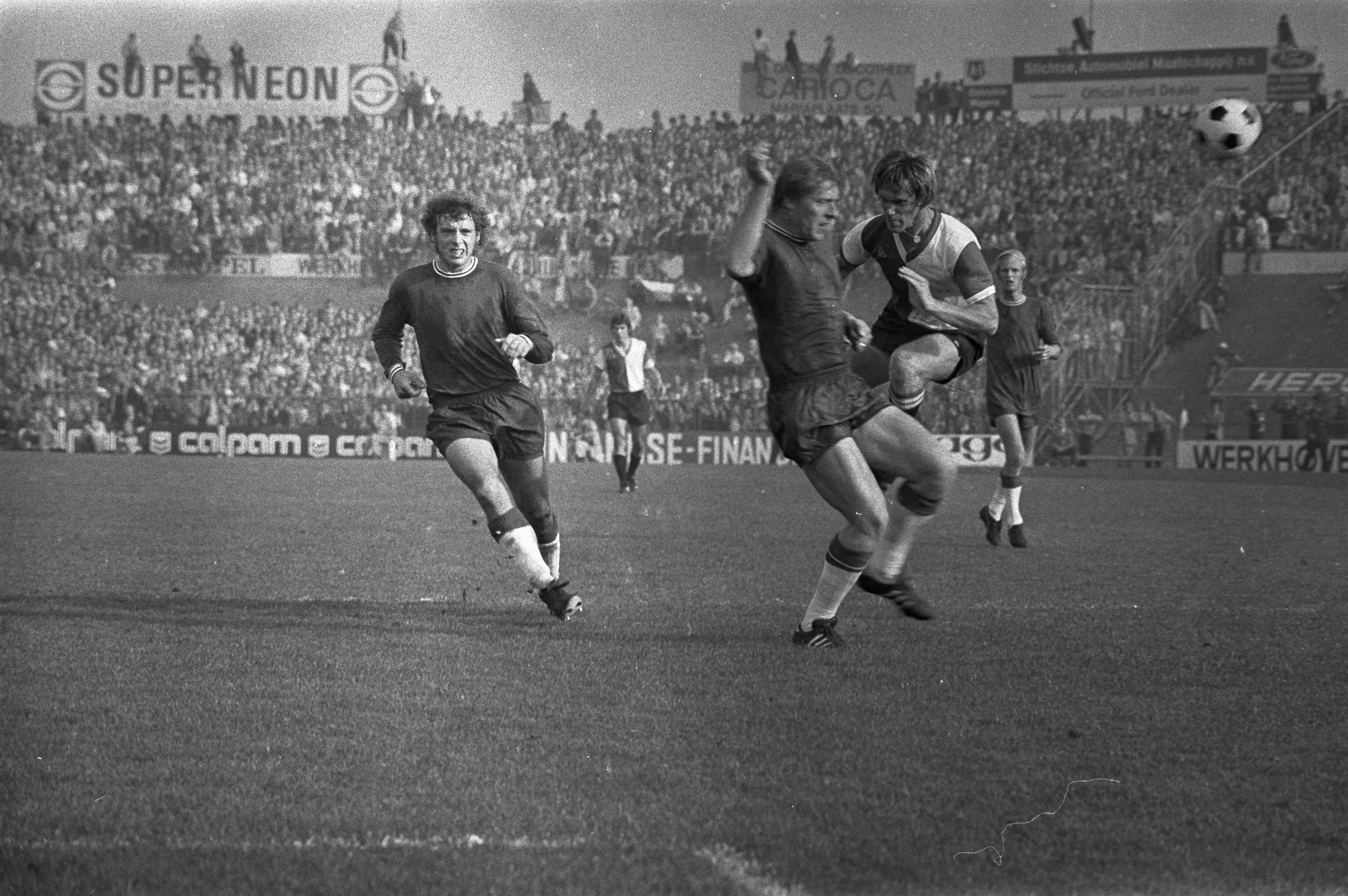 Fotocollectie Anefo — FC Utrecht tegen Feyenoord 0-0, T. Pronk (Utrecht) in duel met Wery — Foto: Mieremet, Rob / Anefo. Licentie: Set B: Rechtenvrij / Publiek Domein. Bron: Nationaal Archief. http://hdl.handle.net/10648/abd17c80-d0b4-102d-bcf8-003048976d84